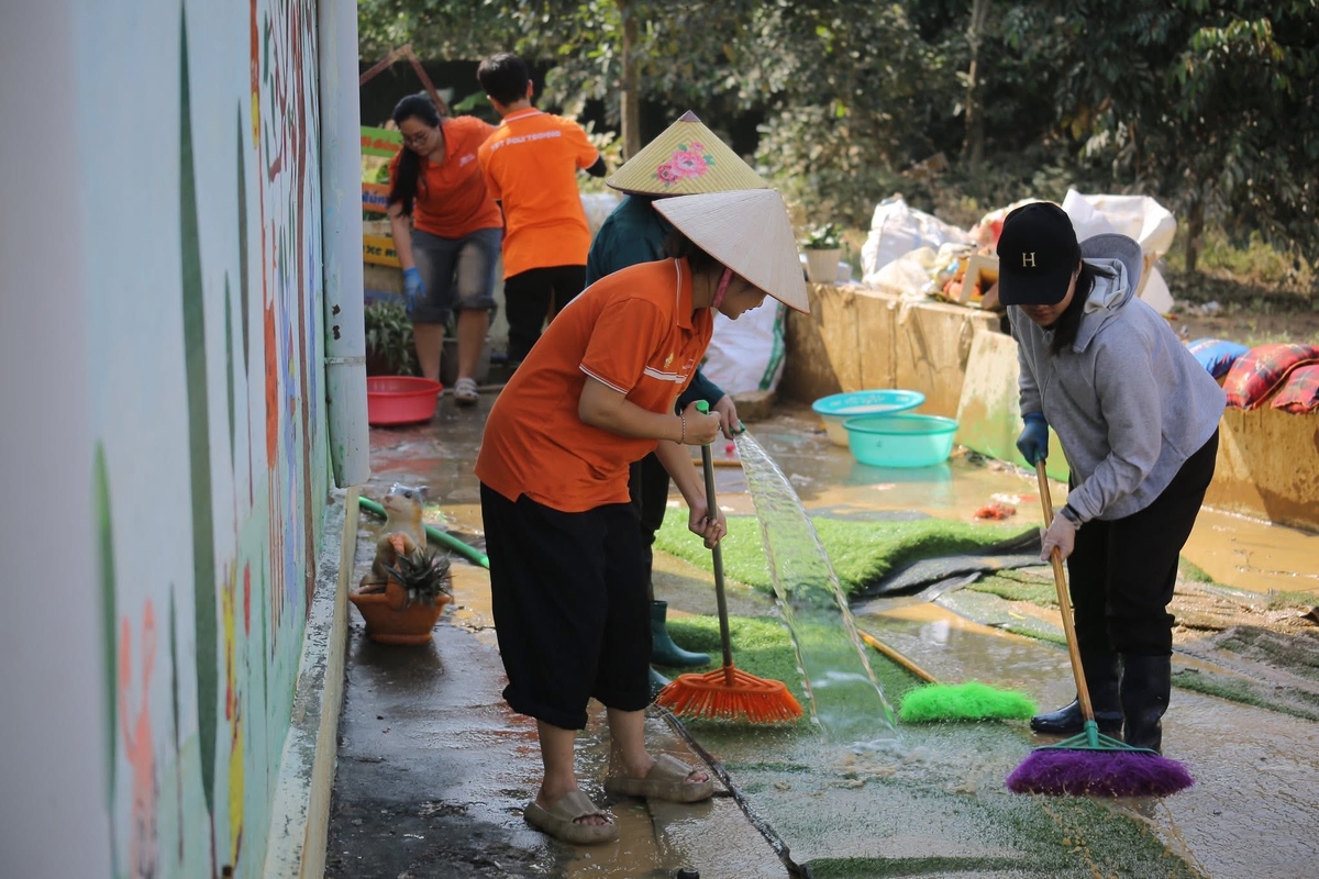 <p class="Normal"> Trước những thiệt hại nặng nề bởi bão lũ, người FPT còn đang cùng nhau lan tỏa yêu thương qua chiến dịch “Cùng đồng bào vượt lũ” - góp sức tái thiệt cuộc sống người dân sau thiên tai. Người FPT có thể đóng góp vào chiến dịch của Quỹ Hy vọng bằng cách quét mã QR và ghi rõ cú pháp “Tên/Account _FPT Vượt lũ” hoặc gửi vào tài khoản Quỹ Hy vọng, số tài khoản 73007300001 - Ngân hàng Tiên phong &lpar;TPBank&rpar; với cú pháp tương tự. Thời gian tiếp nhận từ hôm nay đến hết 17/10.</p>