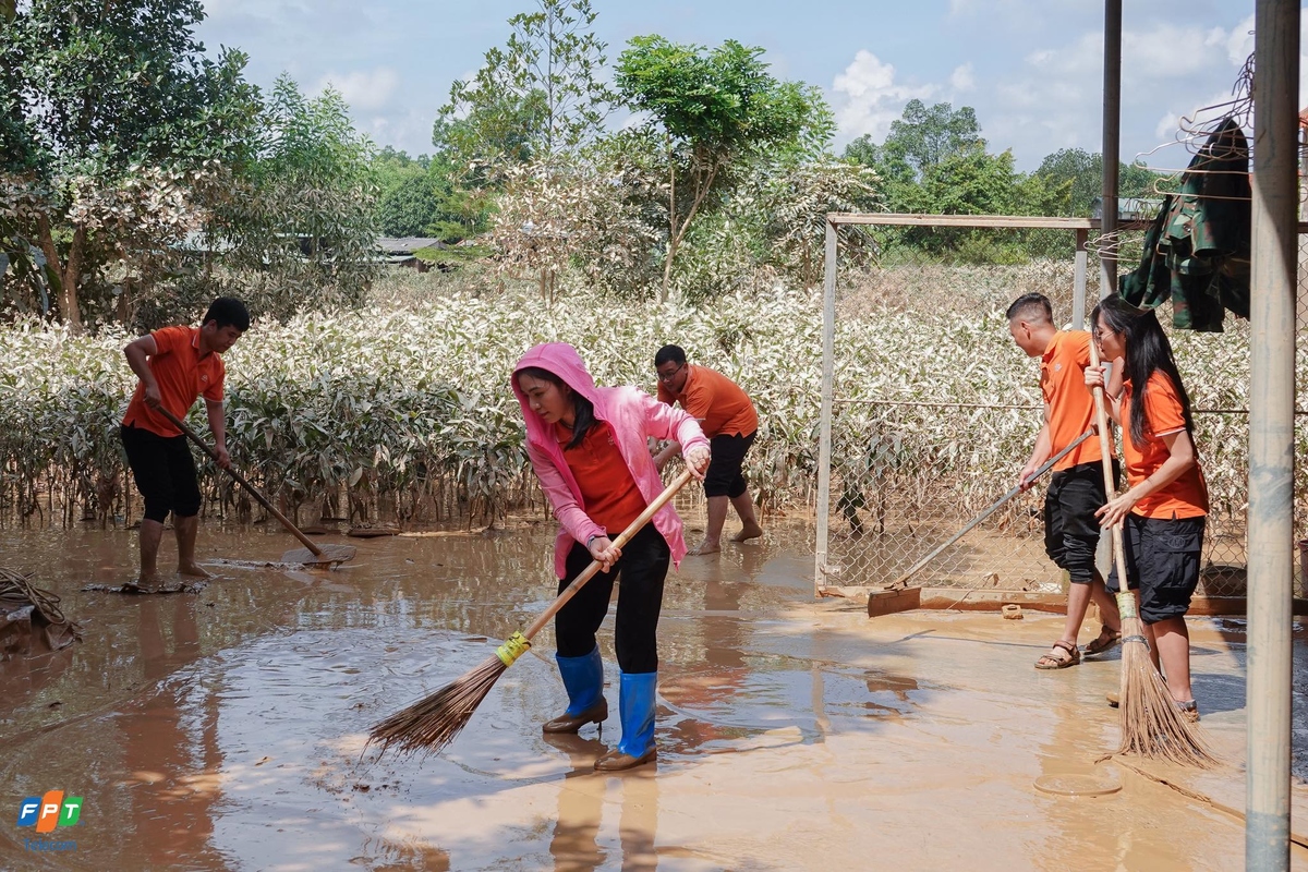 <p> Đặc biệt, không chỉ trao tặng những món quà cấp thiết, người FPT còn xắn tay phụ giúp các gia đình dọn dẹp, khắc phục thiệt hại sau lũ. </p>