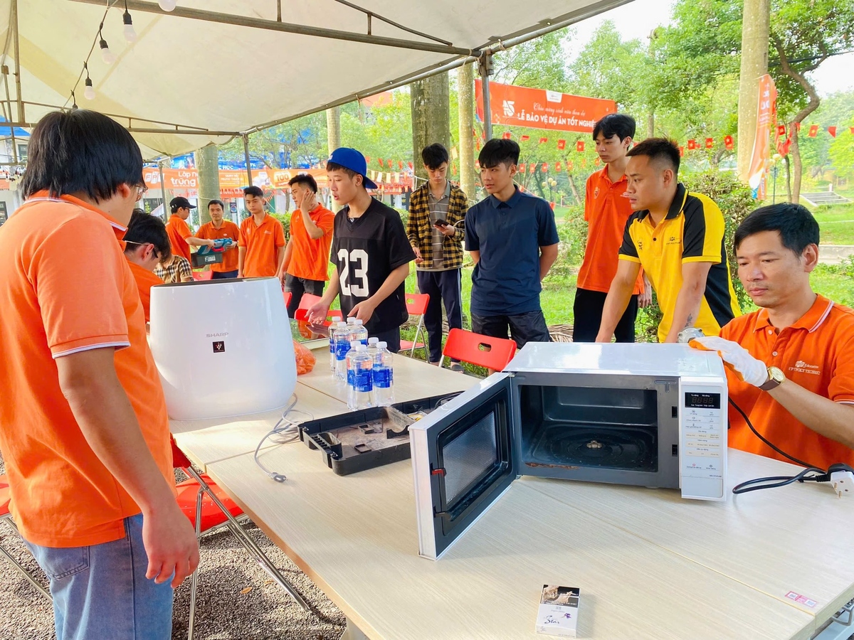 <p> <span style="text-align:justify;">Thầy và trò FPT Polytechnic Thái Nguyên đang triển khai hoạt động góp sức cùng đồng bào vượt qua bão lũ bằng chương trình sửa chữa miễn phí đồ gia dụng, điện tử, điện lạnh, diễn ra trong các ngày mà khu vực trường đứng chân bị ảnh hưởng do bão lũ.</span></p>