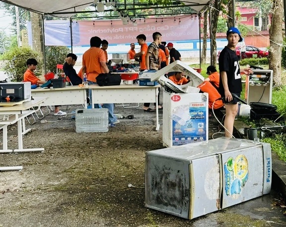  <p class="Normal"> Không quản ngại bùn đất, nước lũ khiến thiết bị hư hỏng nặng, thầy trò tất bật chia đầu việc, từ vệ sinh đồ điện tử người dân mang tới...</p>   