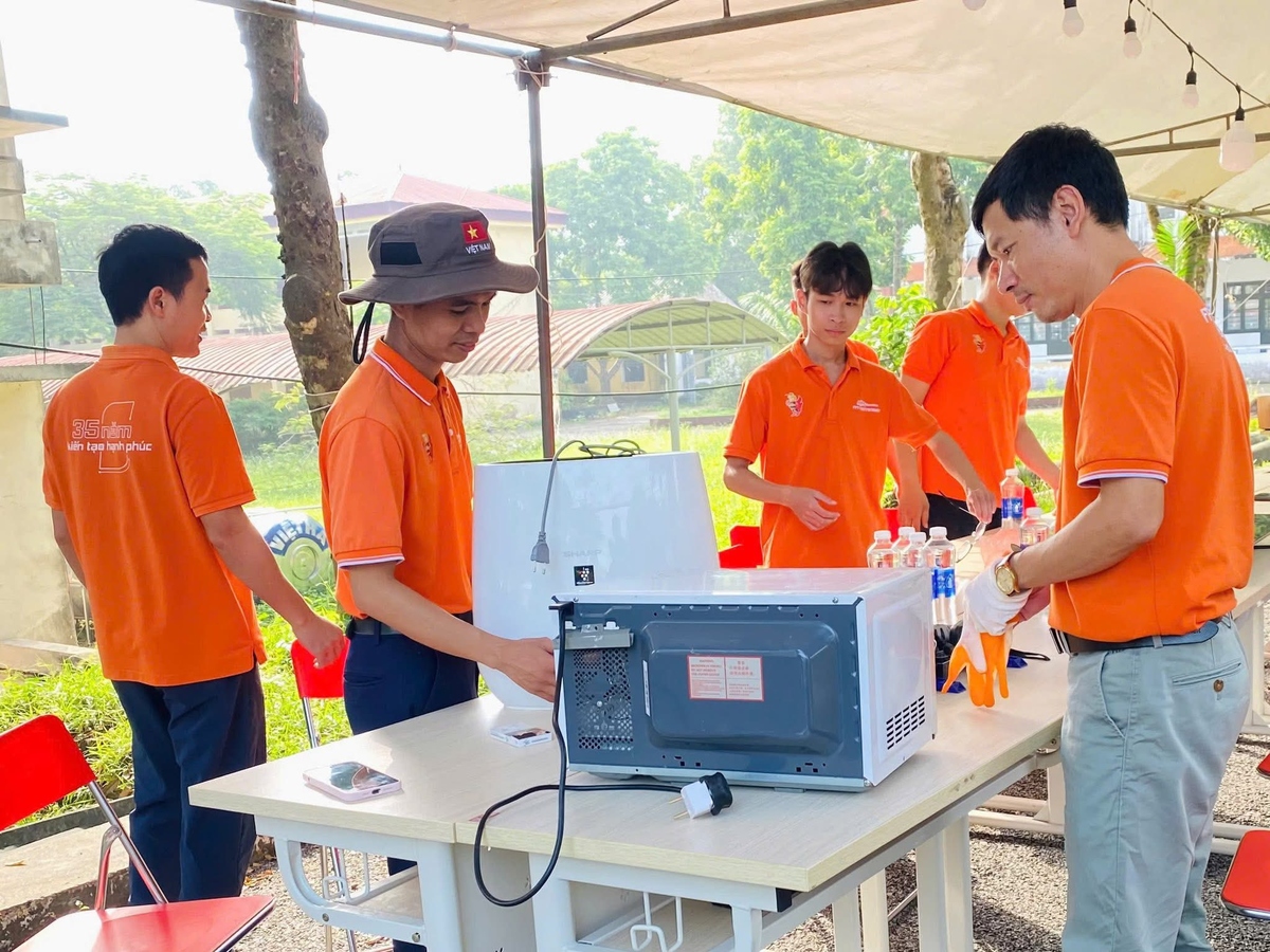  <p class="Normal"> Các thầy cũng dùng chính hoạt động này để hướng dẫn thêm cho các sinh viên, giúp các em có thêm bài học thực tiễn nhiều ý nghĩa.</p> 