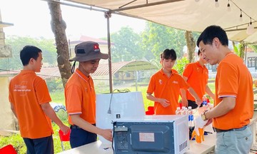 Thầy trò nhà F sửa chữa miễn phí đồ điện tử giúp người dân vùng lũ
