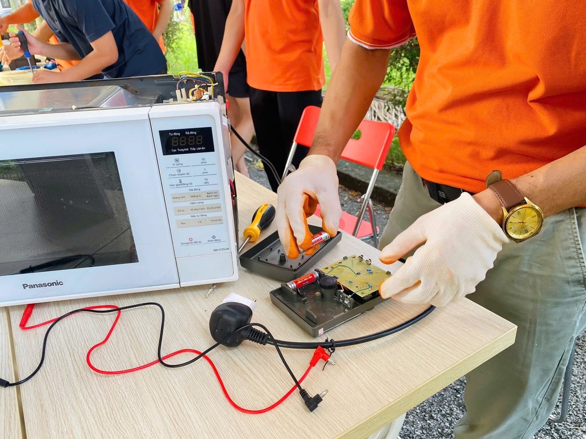 <p class="Normal"> Ngay trong ngày đầu triển khai, hình ảnh các sinh viên và giảng viên bộ môn Điện - Điện tử cùng nhau miệt mài sửa chữa từng chiếc quạt, bếp điện, tivi, máy giặt... cho bà con vùng lũ đã khiến nhiều người dân dành lời khen thiện cảm.</p>