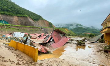 ‘Cùng đồng bào vượt lũ’ của FPT sẽ tái thiết 18 điểm trường bị thiệt hại nặng
