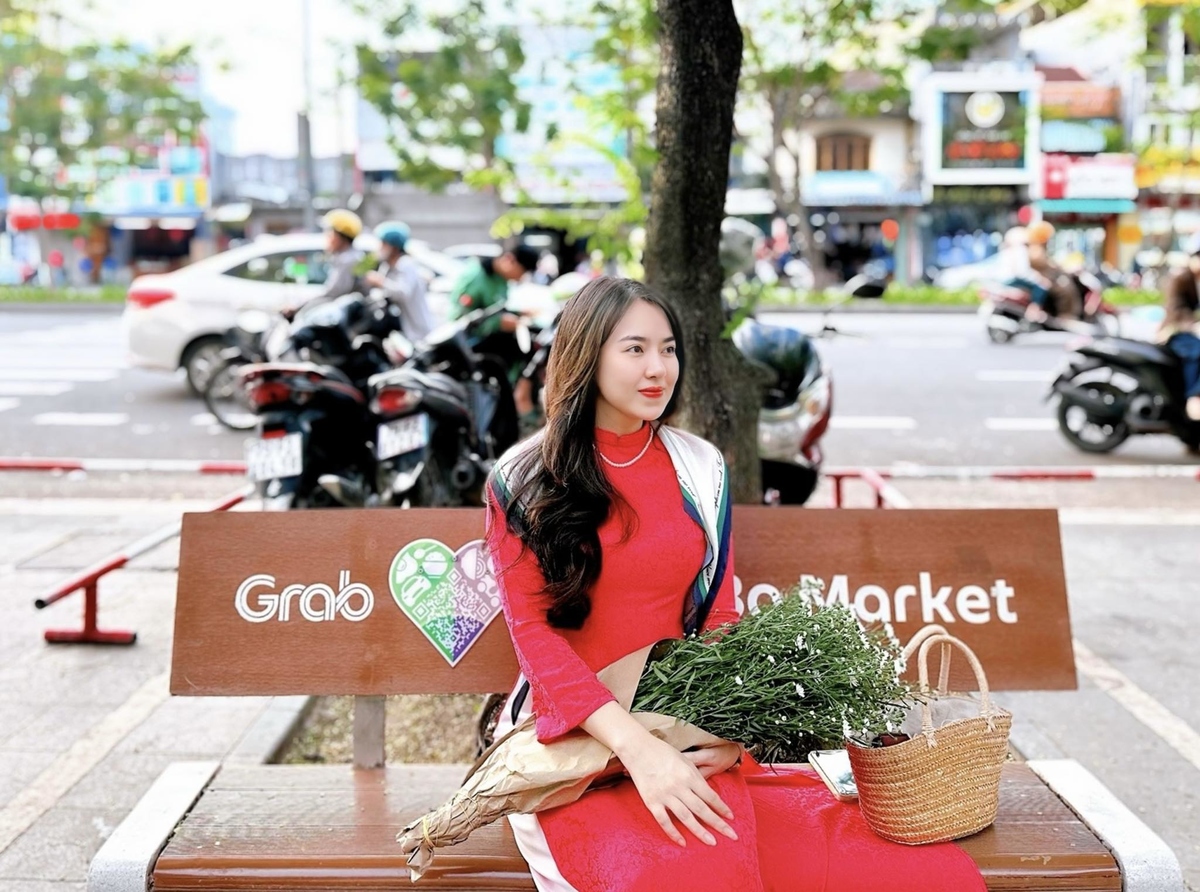 <p class="Normal" dir="ltr" style="text-align:justify;"> Trong mắt Võ Thị Hồng Hạnh &lpar;Viễn thông FPT tại Huế&rpar;, những đồng nghiệp nữ của chi nhánh luôn nổi bật với hình ảnh nhanh nhẹn, tinh tế trong từng lựa chọn và bền bỉ trên hành trình hoàn thiện bản thân, phát triển công việc.</p> <p class="Normal" dir="ltr" style="text-align:justify;"> Công việc Hành chính - Nhân sự đòi hỏi sự tỉ mỉ và Hạnh tin rằng, việc giữ được sự chỉn chu, tận tâm là cách mà chị em nhà Viễn thông lặng lẽ hướng đến để cống hiến cho tập thể và tỏa sáng mỗi ngày.</p>