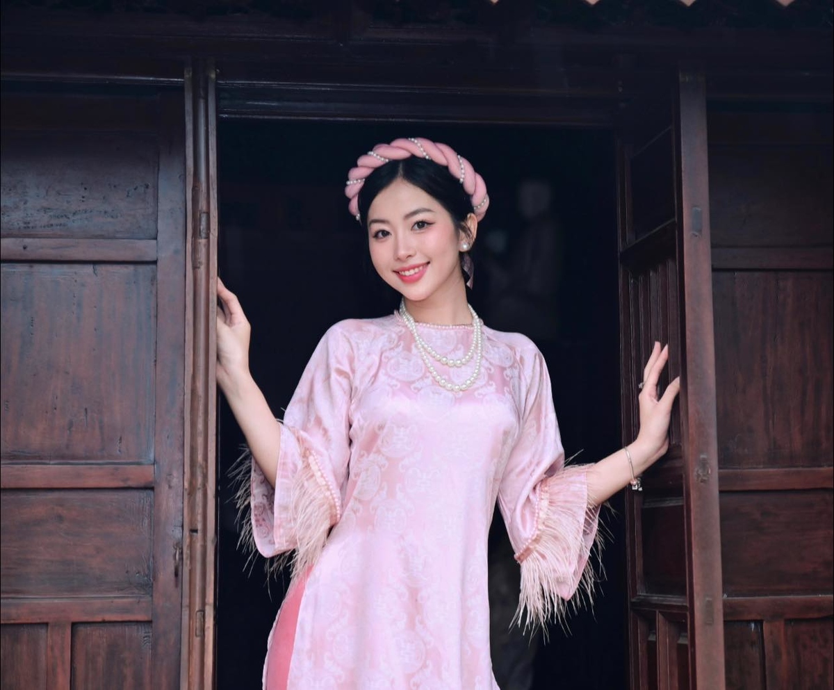 <p class="Normal" dir="ltr" style="text-align:justify;"> Duyên dáng trong tà áo dài và chiếc mấn xinh xắn, Trần Thị Thu Hiền &lpar;Phòng Kinh doanh&rpar; làm chao đảo người xem vì nét dịu dàng. Hiền dành tình cảm đặc biệt cho áo dài Việt Nam và chia sẻ, đây không chỉ là trang phục, mà là hồn Việt được dệt nên từ nét duyên dáng và lòng tự hào. “Mỗi đường kim, mũi chỉ, mỗi tà vải đều thêu dệt nên một câu chuyện về người con gái Việt Nam - dịu dàng mà kiên cường, truyền thống mà hiện đại” - Hiền chia sẻ. Đó cũng là lý do cô nàng chọn dự thi bằng một bức ảnh duyên dáng trong tà áo dài.</p>