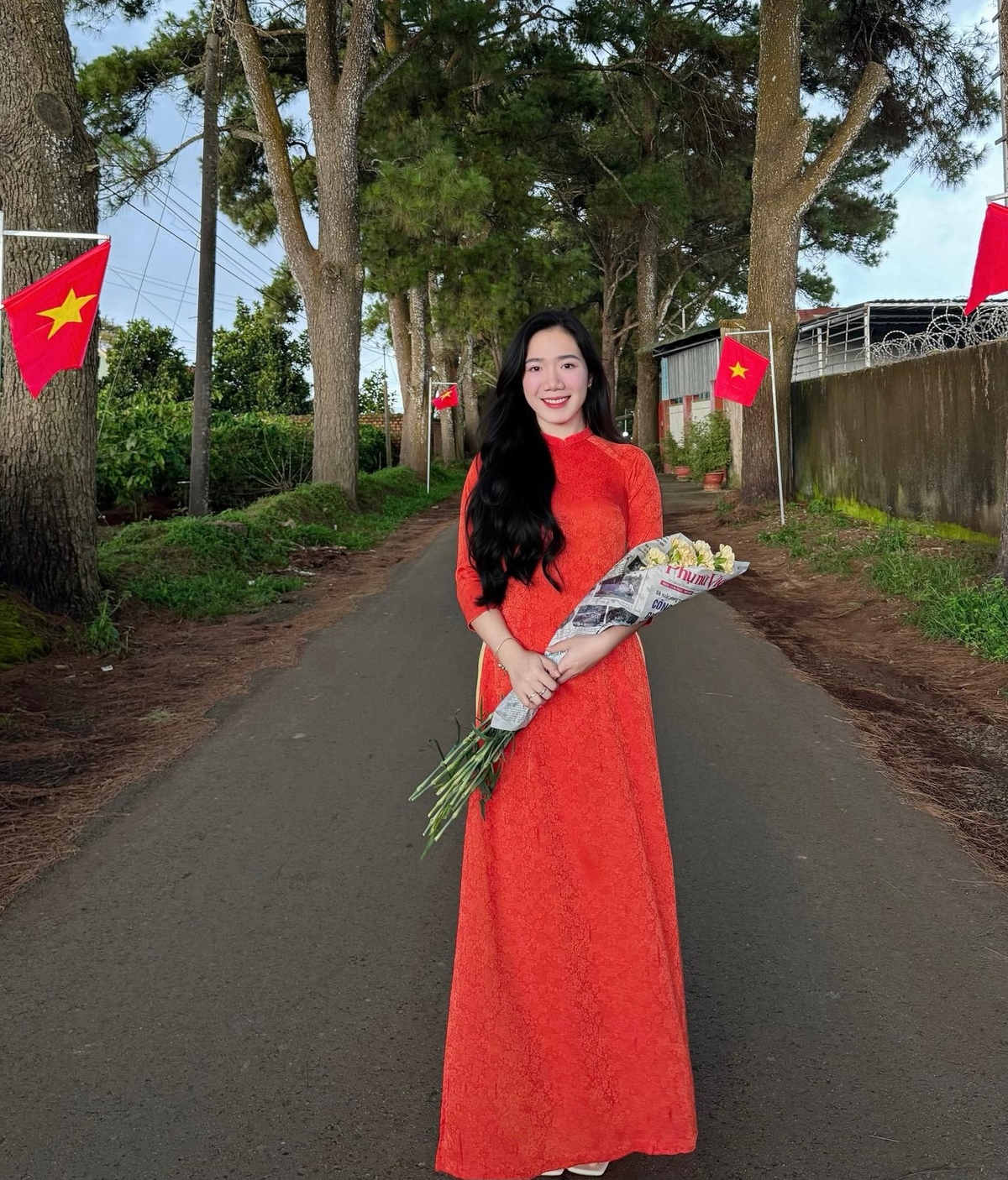 <p class="Normal" dir="ltr" style="text-align:justify;"> Lê Nguyễn Thùy Linh &lpar;Viễn thông FPT tại Quảng Ngãi &lpar;Kon Tum cũ&rpar;&rpar; nổi bật với tà áo dài đỏ thắm. “20/10 đến, em tươi như nắng mềm!”, Thùy Linh gửi gắm đến toàn thể chị em nhà “Cáo”.</p>