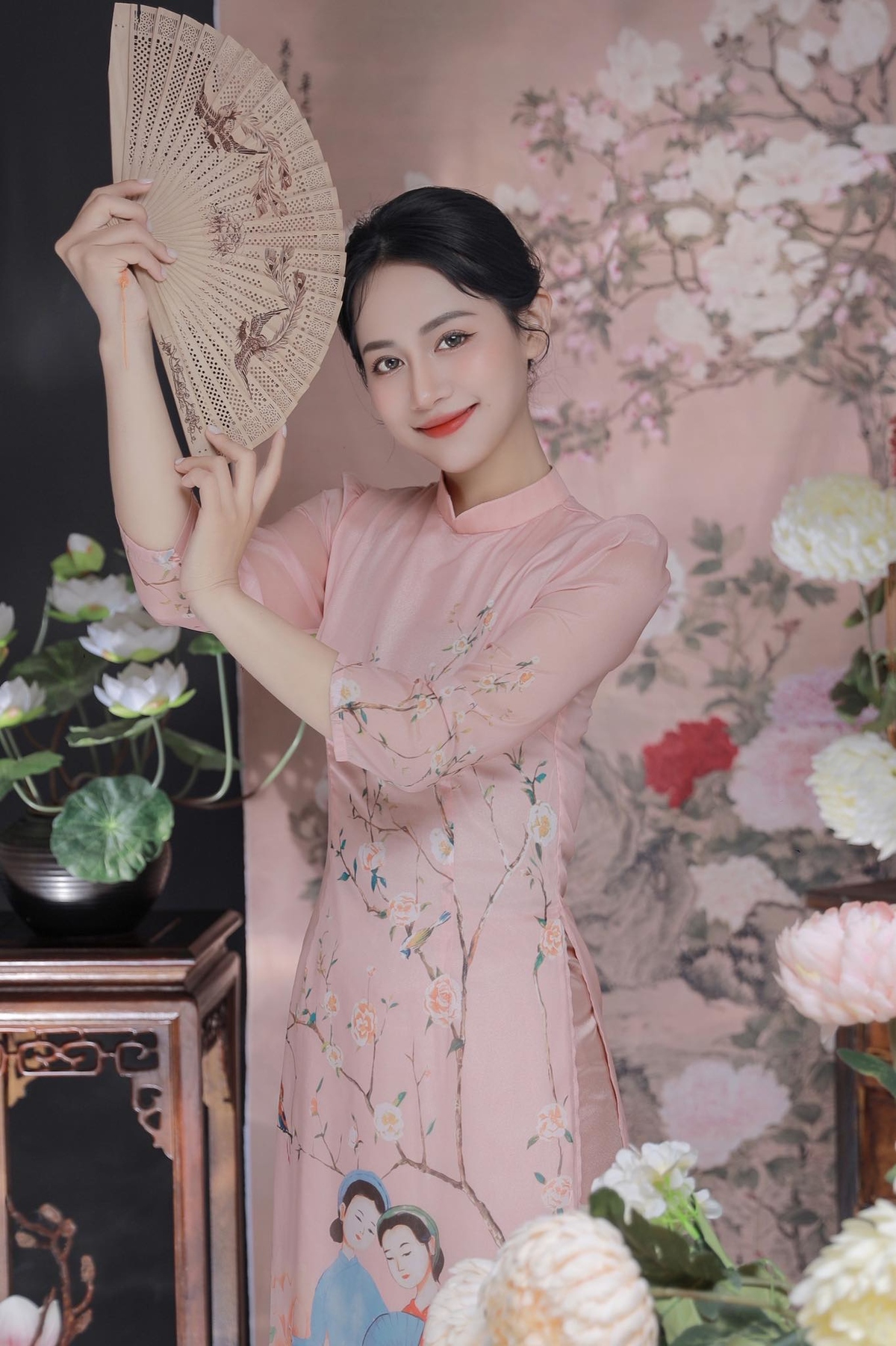 <p class="Normal" dir="ltr" style="text-align:justify;"> Cùng đơn vị Viễn thông Quốc tế FPT với Huyền Trang, Nguyễn Thị Khánh Ly cho rằng mỗi ngày làm việc tại nhà “Cáo” là một hành trình học hỏi và lan tỏa năng lượng tích cực, để không chỉ hoàn thiện bản thân mà còn góp phần tạo nên giá trị chung cho tập thể.</p> <p class="Normal" dir="ltr" style="text-align:justify;"> “Người phụ nữ chúng ta, dù ở bất kỳ vị trí nào vẫn luôn tỏa sáng bằng chính tâm huyết, tài năng và trái tim chân thành” - Ly nói.</p>