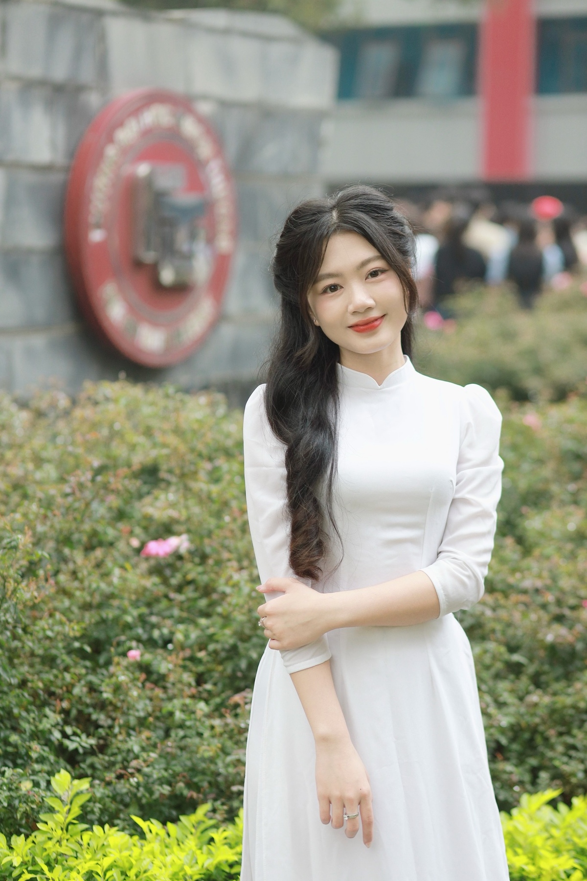 <p class="Normal" dir="ltr" style="text-align:justify;"> Nguyễn Thị Huyền Trang &lpar;thuộc Viễn thông Quốc tế FPT&rpar; gắn bó với nhà “Cáo” từ khi còn là thực tập sinh. Với vai trò Global Business Development &lpar;Phát triển Kinh doanh toàn cầu&rpar;, Trang có cơ hội làm việc với các đối tác quốc tế. "Chính sự ủng hộ và trao quyền của lãnh đạo dành cho thế hệ trẻ vừa bước vào thị trường lao động là đặc quyền và cơ hội lớn lao mà mình nhận được" - Trang chia sẻ.</p> <p class="Normal" dir="ltr" style="text-align:justify;"> Cô nàng còn tìm thấy nguồn cảm hứng phát triển bản thân từ những đồng nghiệp nữ Viễn thông FPT, “những người vừa xinh đẹp, vừa giỏi giang - giỏi việc nước, đảm việc nhà". Trang khẳng định, nhờ văn hóa năng động và đầy màu sắc của đơn vị giúp những người trẻ như cô mở ra cơ hội phát triển theo cách riêng của mình.</p>