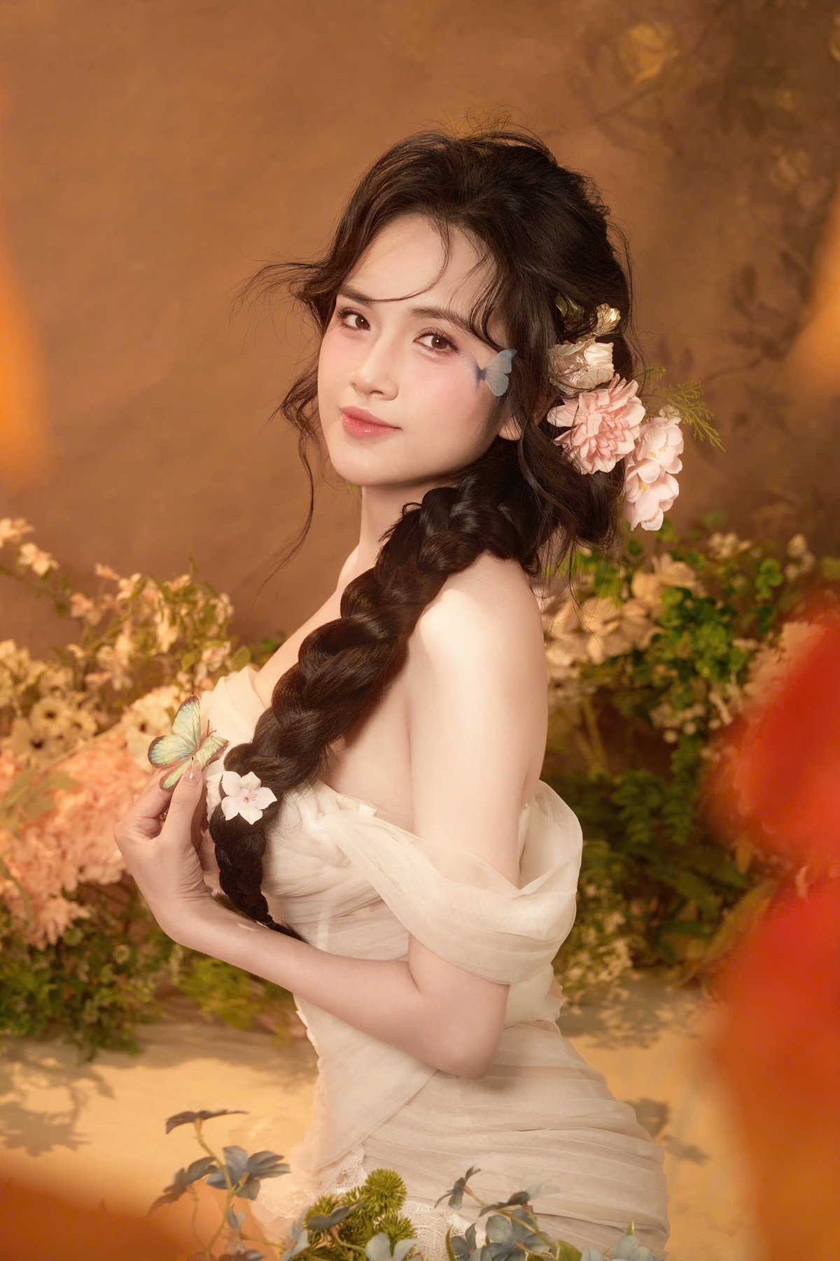 <p class="Normal" dir="ltr" style="text-align:justify;"> “Phụ nữ FPT là những đóa hoa rực rỡ trong ngôi nhà chung FPT - thông minh, bản lĩnh và tràn đầy năng lượng. Họ vừa mềm mại, tinh tế trong cuộc sống, vừa mạnh mẽ, sáng tạo trong công việc, góp phần làm nên một FPT năng động và giàu sức sống” - Phạm Hoàng Thu Trang &lpar;Viễn thông FPT tại Quảng Ninh&rpar; bày tỏ.</p>