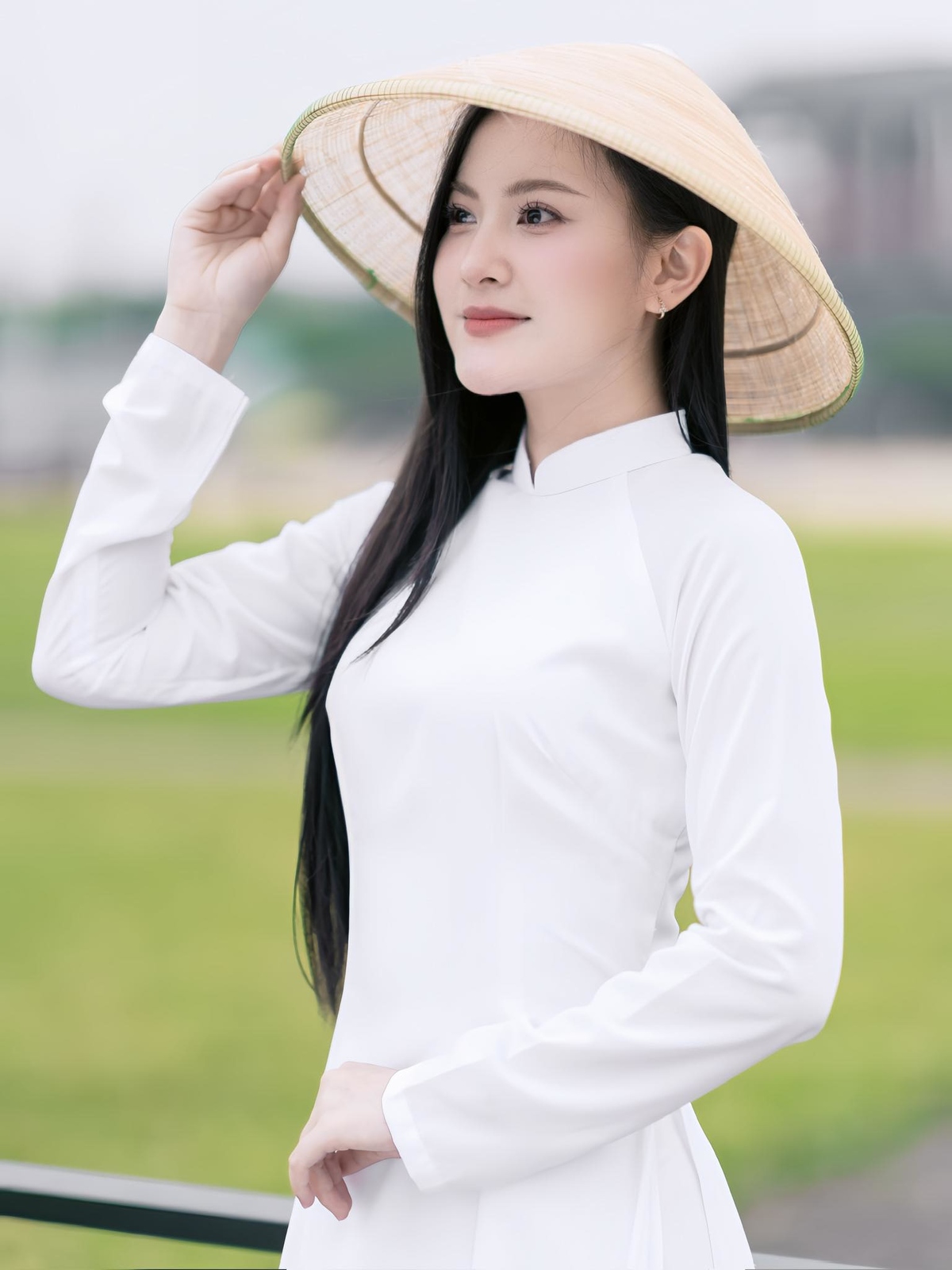 <p class="Normal" dir="ltr" style="text-align:justify;"> Trong tà áo dài trắng thướt tha, Phạm Thị Yến làm rung rinh lòng người: “Tà áo dài mình mặc hôm nay chính là niềm tự hào, là hiện thân của truyền thống và sự tự tin của người phụ nữ hiện đại” - Yến bày tỏ.</p> <p class="Normal" dir="ltr" style="text-align:justify;"> Trong hành trình làm việc ở Viễn thông FPT tại Hà Nội, Yến không chỉ làm tốt công việc, tận tụy trong từng việc nhỏ, học hỏi mỗi ngày, mà còn góp phần lan tỏa giá trị tốt đẹp, sẻ chia và truyền cảm hứng cho đồng đội.</p>