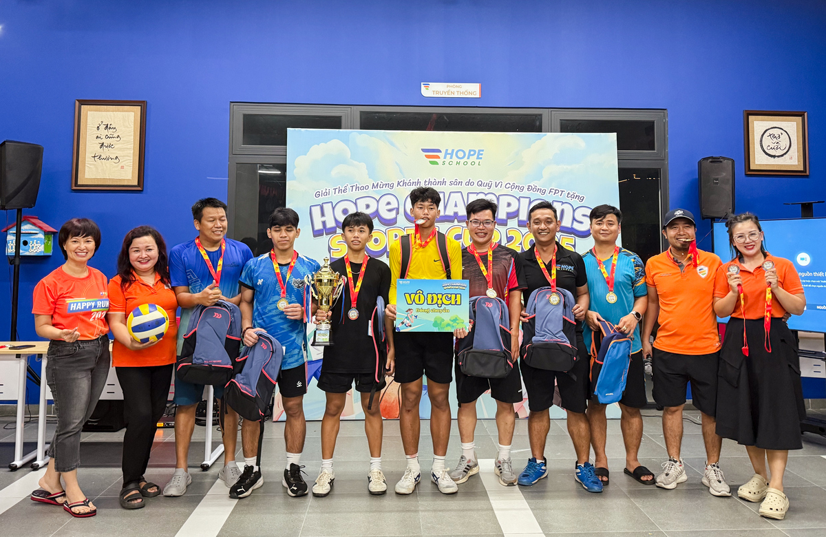 <p> <span>Những tấm huy chương và chiếc cúp được trao trong niềm hân hoan - phần thưởng cho nỗ lực, tinh thần thi đấu fair-play và sự gắn kết tuyệt vời.</span></p>