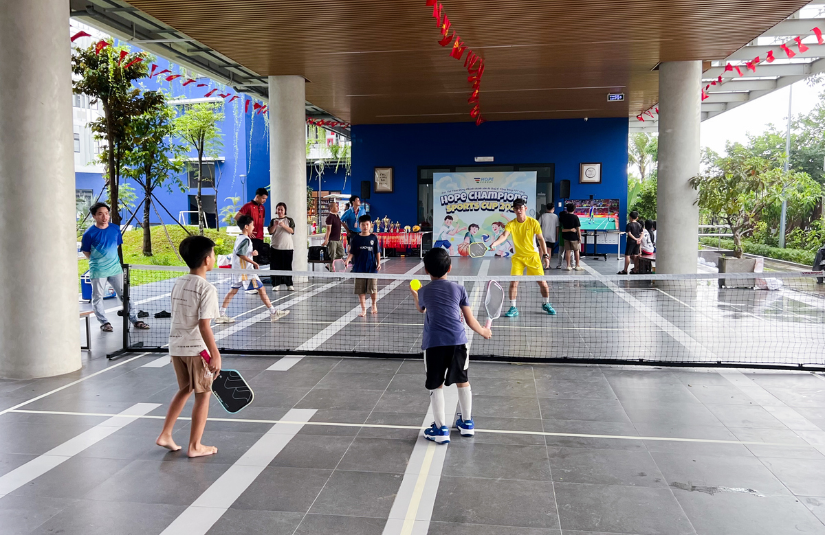 <p class="Normal"> Bốn bộ môn bóng rổ, bóng chuyền, cầu lông và pickleball khuấy động tinh thần thể thao của các bạn nhỏ. Đây cũng là 4 sân chơi mà cô chú FPT dành tặng Hope School trong dịp này.</p>