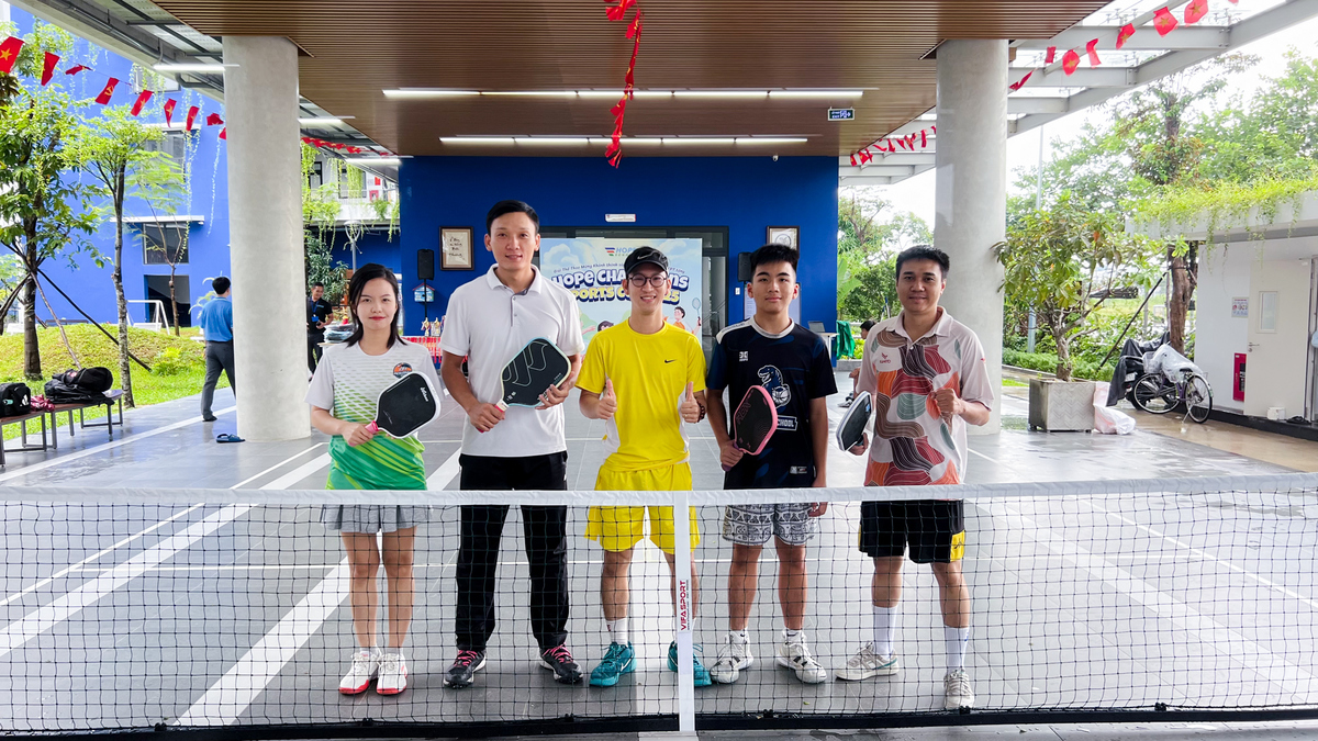 <p class="Normal"> <span>Lần đầu xuất hiện tại Hope School, bộ môn pickleball nhanh chóng gây sốt bởi sự vui nhộn và dễ chơi. Các em Hoper say mê từng pha bóng, vừa học vừa chơi cùng cô chú FPT.</span></p>