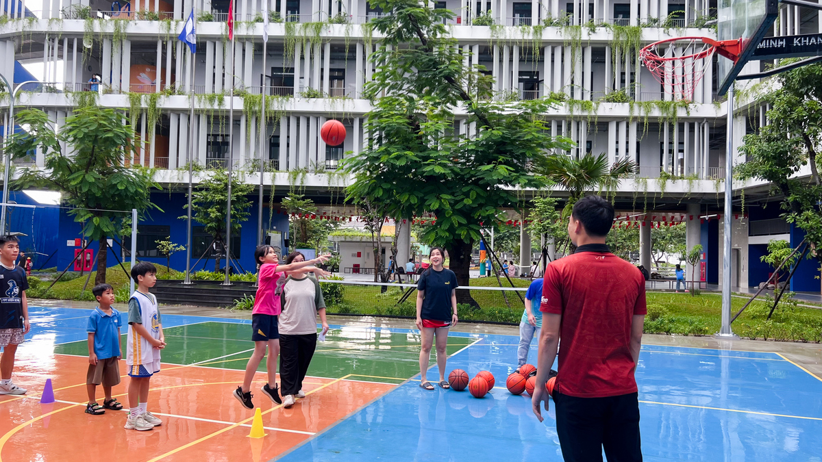 <p> <span>Cô chú nhà F ngoài việc hướng dẫn luật thi đấu, hỗ trợ tập luyện... còn bắt cặp cùng các Hoper, tạo nên những đội hình thi đấu siêu dễ thương, siêu nhiệt huyết.</span></p>