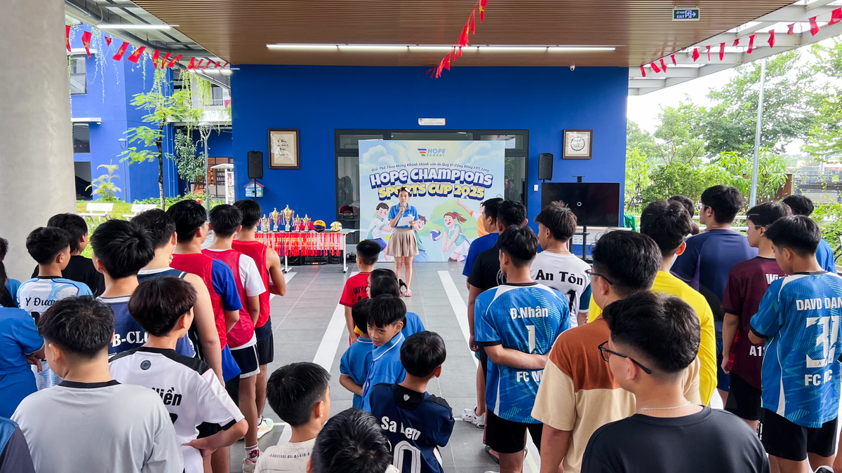 <p class="Normal"> Ngày 18/10, không khí tại Trường Hy vọng trở nên sôi động hơn bao giờ hết trong sự kiện ngày hội thể thao đặc biệt lần đầu tiên tổ chức, cũng là dịp khánh thành Sân chơi đa năng và Phòng Tin học mới tinh do FPT trao tặng.</p>