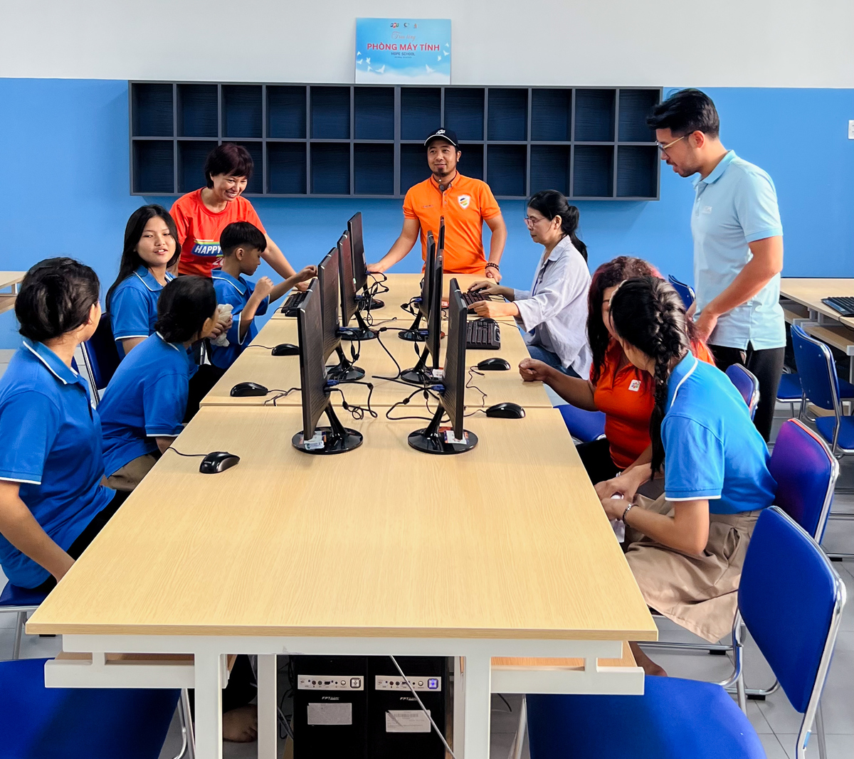 <p class="Normal"> Cô chú nhà FPT còn tặng phòng tin học, hướng dẫn các em truy cập các ứng dụng hỗ trợ cho việc học tập.</p>