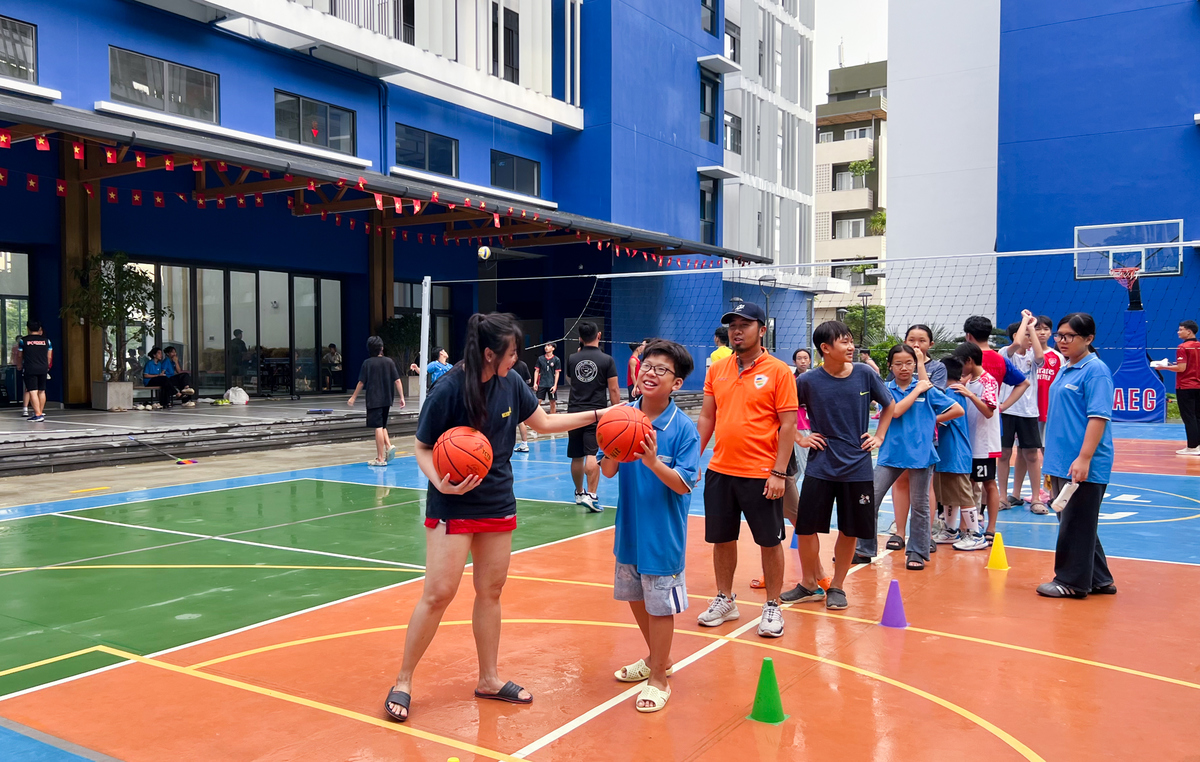 <p class="Normal"> Cô chú nhà FPT và các bạn nhỏ cùng nhau khởi động, sẵn sàng cho một buổi chiều bùng nổ với giải thể thao Hope Champions Sports 2025.</p>