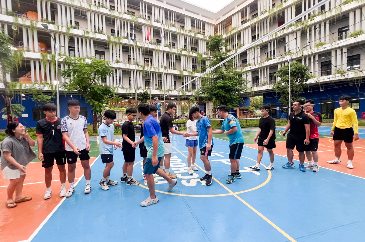 <p class="Normal"> Trận bóng chuyền gây nhiều tiếng cười nhất của giải. Không chỉ là ngày hội thể thao, đây còn là ngày của những nụ cười. Niềm vui, tự tin và hạnh phúc ánh lên trong đôi mắt các em nhỏ Hy vọng.</p>