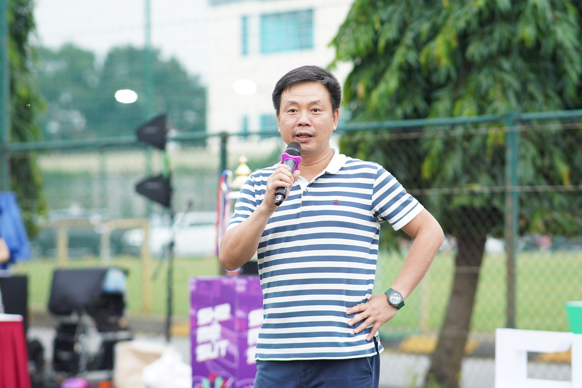 <p class="Normal" dir="ltr" style="text-align:justify;"> Phát biểu tại Lễ bế mạc FPT Women’s Cup 2025, anh Phạm Minh Tuấn, Phó Tổng Giám đốc FPT, Chủ tịch Liên đoàn Bóng đá FPT gửi lời chúc mừng nồng nhiệt đến toàn thể các đội bóng nữ đã hoàn thành hành trình thi đấu một cách xuất sắc và trọn vẹn.</p> <p class="Normal" dir="ltr" style="text-align:justify;"> “Tôi đã xem cả bóng đá nam và bóng đá nữ, nhưng cảm xúc mà các chị em mang lại thì khác hẳn với bóng đá nam” anh Tuấn chia sẻ hài hước, khiến cả khán đài bật cười. Dù chỉ diễn ra trong một ngày, song giải đấu đã mang đến cho khán giả đủ mọi cung bậc cảm xúc – từ căng thẳng, kịch tính cho đến vỡ òa niềm vui.</p> <p class="Normal" dir="ltr" style="text-align:justify;"> Bên cạnh đó, Chủ tịch FFF cũng bật mí chi tiết về phần thưởng đặc biệt dành cho Cầu thủ xuất sắc nhất FPT Women’s Cup 2025 - một tấm vé danh giá đến sân Stamford Bridge &lpar;Anh Quốc&rpar;, mái nhà của CLB Chelsea.</p> <p class="Normal" dir="ltr" style="text-align:justify;"> Anh cho biết, ý tưởng này xuất phát từ chuyến làm việc cùng đối tác, khi đội bóng FPT được mời tham dự Chelsea Partner Cup - giải đấu dành cho các đối tác toàn cầu của CLB Chelsea. Tại đó, mỗi đội 6 người bắt buộc có 2 cầu thủ nữ trong đội hình.</p> <p class="Normal" dir="ltr" style="text-align:justify;"> “Tháng 5 năm sau, khi FPT quay lại Chelsea Partner Cup, chúng ta sẽ cử hai vận động viên xuất sắc nhất tại Việt Nam sang thi đấu. Trong đó, một suất đặc biệt sẽ dành cho cầu thủ xuất sắc nhất của FPT Women’s Cup năm nay”, anh Tuấn chia sẻ.</p> <p class="Normal" dir="ltr" style="text-align:justify;"> Khép lại phần phát biểu, Chủ tịch Liên đoàn Bóng đá FPT gửi tới toàn thể chị em lời chúc luôn giữ tinh thần máu lửa, sức khỏe phi thường để vừa hoàn thành xuất sắc công việc, vừa gắn kết mọi người, theo đúng tinh thần nhà FPT.</p>