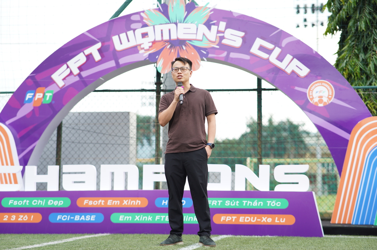 <p class="Normal" dir="ltr" style="text-align:justify;"> Lễ khai mạc có sự góp mặt chị Nguyễn Thị Thu Phượng - Trưởng ban Mua sắm FPT và anh Phạm Duy Hoàng Nam - Giám đốc Tài chính FPT Retail cùng toàn bộ lãnh đội, ban huấn luyện và đội trưởng các đội bóng.</p> <p class="Normal" dir="ltr" style="text-align:justify;"> Sau nghi thức chào cờ trang nghiêm, đại diện các cầu thủ nữ FPT tham gia giải đấu, chị Nguyễn Thị Thu Phượng có đôi lời gửi gắm: “Hy vọng rằng các nữ cầu thủ sẽ có một giải đấu trọn vẹn, điểm có thể không có nhưng ảnh đẹp thì phải có. Cứ xinh trước, thắng sau cũng được!”.</p> <p class="Normal" style="text-align:justify;"> <span>Thay mặt toàn thể “đấng mày râu” FPT, anh Phạm Duy Hoàng Nam kỳ vọng giải đấu sẽ là một món quà tinh thần 20/10 gửi tới phái đẹp FPT. Anh cũng gửi lời chúc các đội bóng thi đấu hết mình, gặt hái thật nhiều khoảnh khắc đáng nhớ. "Chúc chị em FPT 20/10 luôn rạng rỡ, hạnh phúc, lương tăng ào ào!”, anh nói.</span></p>