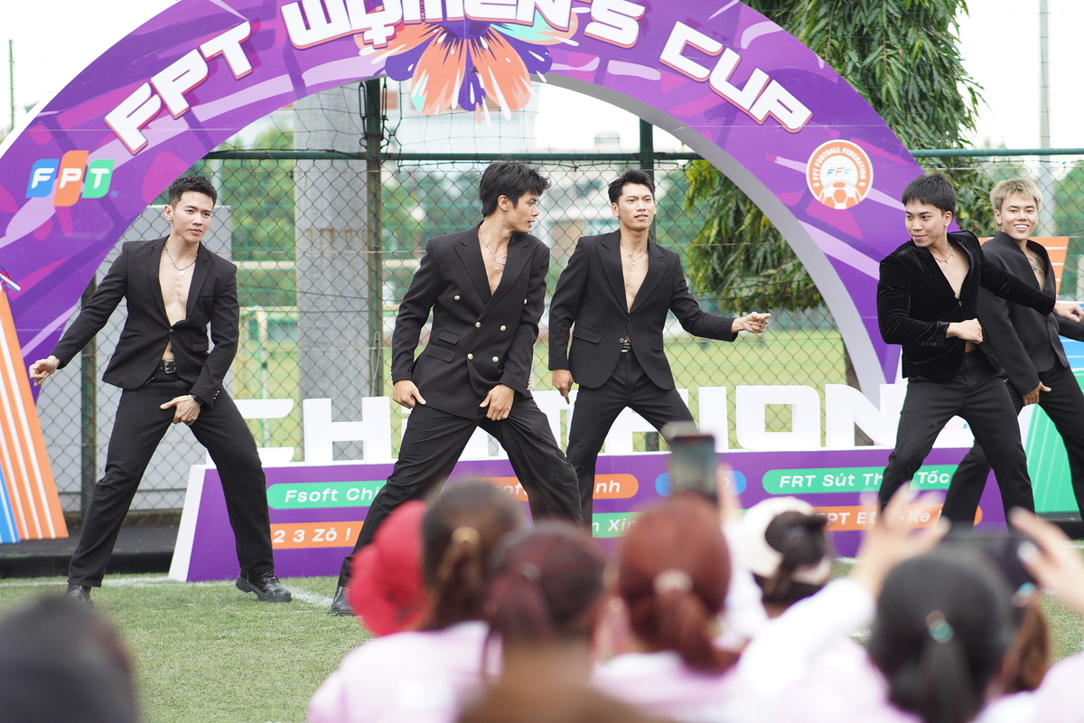 <p class="Normal" style="text-align:justify;"> Không khí càng thêm sôi động với tiết mục nhảy mở màn đến từ dàn vũ công nam “nóng bỏng mắt”. Màn trình diễn đầy năng lượng pha chút “hoang dã” khiến cả khán đài bùng nổ, sẵn sàng cho những trận cầu kịch tính sắp diễn ra.</p>