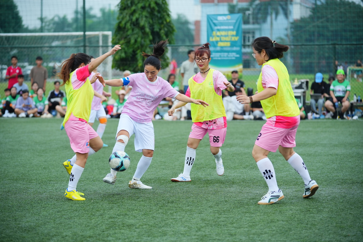 <p class="Normal" dir="ltr" style="text-align:justify;"> Chung kết cúp Bạc là màn chạm trán giữa liên quân HODO &lpar;FPT HO và SENDO, áo hồng&rpar; và FTEL &lpar;áo bib vàng&rpar;. Hai đội nhập cuộc đầy quyết tâm, tạo nên thế trận kịch tính với những pha tranh bóng nảy lửa khiến khán giả không thể rời mắt. Số 27 Hoàng Ánh Hồng trở thành tâm điểm hiệp 1 với các pha xử lý khéo léo, luồn bóng đầy tinh tế ngay trước khung thành đối phương. Tuy vậy, hàng phòng ngự vững chắc của các “bông hồng thép” phía liên quân đã hóa giải mọi cơ hội, khép lại hiệp đầu căng thẳng với tỷ số 0-0.</p> <p class="Normal" style="text-align:justify;"> <span>Sang hiệp 2, HODO liên tục tung ra những pha phản công như vũ bão. Đội trưởng Lê Thị Diệu &lpar;số 1&rpar; xông xáo điều khiển bóng, dũng mãnh vượt qua hàng phòng ngự FTEL và tung nhiều cú dứt điểm cận thành nhưng đều bị cản phá. Thế trận giằng co kéo dài suốt 15 phút, khi một bên tấn công dồn dập, bên kia phòng thủ kiên cường, khiến khán giả nhiều phen “thót tim” theo từng pha bóng.</span></p> <p class="Normal" dir="ltr" style="text-align:justify;"> Kết thúc 30 phút thi đấu, tỷ số vẫn không thay đổi. Ở loạt sút luân lưu, liên quân xuất sắc giành chiến thắng 2-1, khiến khán đài vỡ òa trong niềm vui. Với kết quả này, HODO lên ngôi Nhất cúp Bạc và những nữ chiến binh FTEL nhận giải Nhì cúp Bạc.</p>