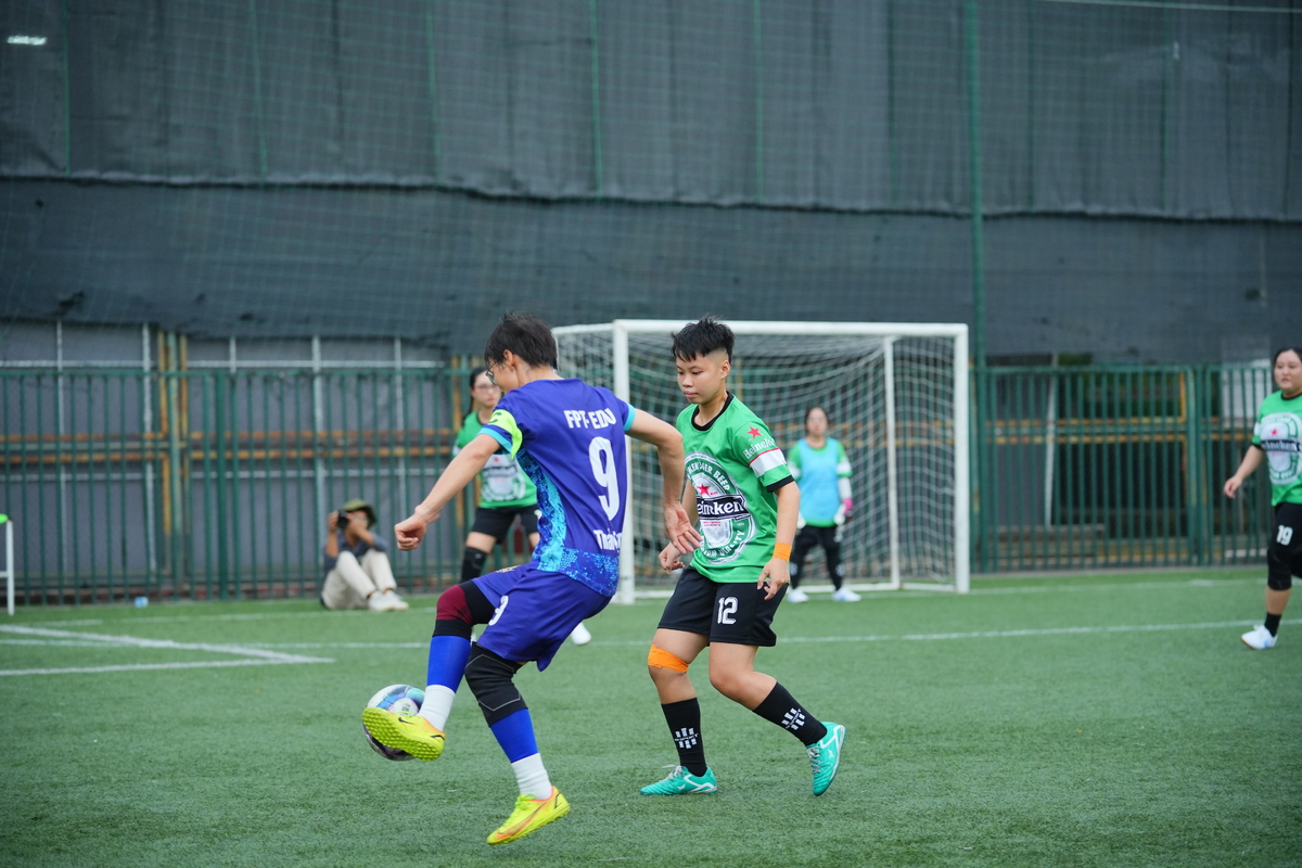 <p class="Normal" dir="ltr" style="text-align:justify;"> Trận chung kết cúp Vàng định mệnh là màn so tài giữa “Làng giáo” - hạt giống của mùa giải, và 2 3 Zô đầy tiềm năng. Ngay từ những phút đầu, FE chiếm ưu thế với lối chơi tấn công dồn dập, buộc thủ môn liên quân phải liên tục căng mình bảo vệ khung thành. Tỏa sáng với kỹ thuật khéo léo Cô giáo Thảo một mình phá tan đồn địch, “nổ phát súng” đầu tiên cho FE.</p> <p class="Normal" dir="ltr" style="text-align:justify;"> Không để đội bạn kịp phản công, số 12 Phạm Ánh Hồng nhanh chóng tận dụng khoảng trống, bứt tốc và ghi bàn, nâng cách biệt cho nhà Giáo dục lên 2-0. Những phút cuối hiệp 1, “cô giáo Thảo” tiếp tục lập công với pha đánh đầu chuẩn xác, đưa bóng bay thẳng vào lưới, khép lại hiệp đấu với tỷ số 3-0 nghiêng về FE dưới sự trầm trồ của toàn khán đài.</p> <p class="Normal" style="text-align:justify;"> <span>Bước sang hiệp 2, các cô gái bia tung dàn “mỹ nhân” mới vào sân, nuôi hy vọng tạo nên kỳ tích và rút ngắn khoảng cách với FE. Dù đã thử nhiều “bài vở” khác nhau, các chân sút liên quân vẫn không thể xuyên thủng hàng phòng ngự kiên cố của đối thủ. Sự ăn ý giữa các thành viên FE giúp “tấm khiên phòng thủ” càng thêm vững chắc, khiến đội bạn dù nỗ lực cũng đành “lực bất tòng tâm”.</span></p> <p class="Normal" style="text-align:justify;"> <span>Khép lại trận tranh tài “ngôi hậu”, nhà Giáo dục xuất sắc bảo vệ thành công ngôi vị Đương kim vô địch 3 năm liên tiếp với tỷ số 3-0, còn liên quân FPT IS+SYNNEX FPT+FPT Online bùi ngùi với ngôi vị Á quân cúp Vàng FPT Women’s Cup 2025</span></p>