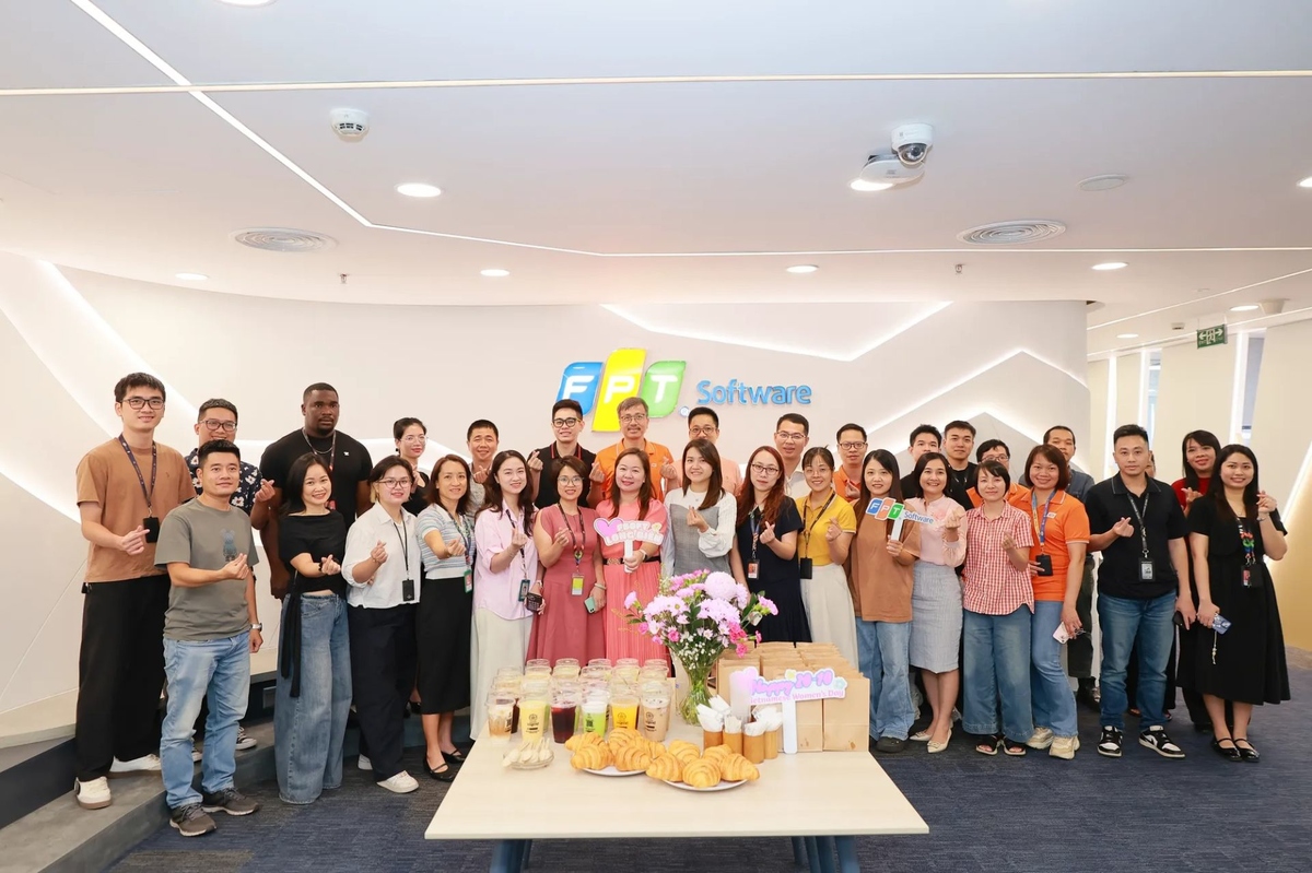 <p class="Normal"> Không khí tại văn phòng mới của nhà Phần mềm FPT ở Long Biên rộn ràng hơn bao giờ hết. Những món quà và lời chúc ngọt ngào đã được gửi đến gần 20 chị em đang làm việc tại đây, như lời tri ân ấm áp mà anh em dành tặng những “bóng hồng công nghệ”.</p>