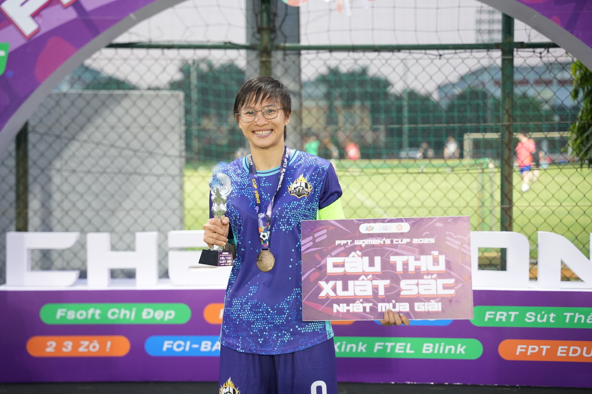<p class="Normal" dir="ltr" style="text-align:justify;"> Với màn thể hiện ấn tượng, kỹ năng chơi bóng xuất sắc và tinh thần thể thao rực lửa, chị Trịnh Thị Thu Thảo đến từ FE chính là gương mặt vô cùng xứng đáng được điểm tên cho giải thưởng này.</p> <p class="Normal" dir="ltr" style="text-align:justify;"> Khi ra sân, điều chị quyết tâm và mong muốn nhất đó chính là có thể bảo vệ được chức vô địch cho FE, cùng đồng đội đứng trên chiếc bục cao nhất. Việc đạt danh hiệu “Nữ cầu thủ xuất sắc nhất” đối với Thảo như là một “món quà không ngờ tới”. “Khoảnh khắc tên mình được xướng lên thì mình vô cùng bất ngờ, cảm xúc thời điểm đó không dùng từ nào có thể diễn tả được”, đội trưởng FE chia sẻ</p>