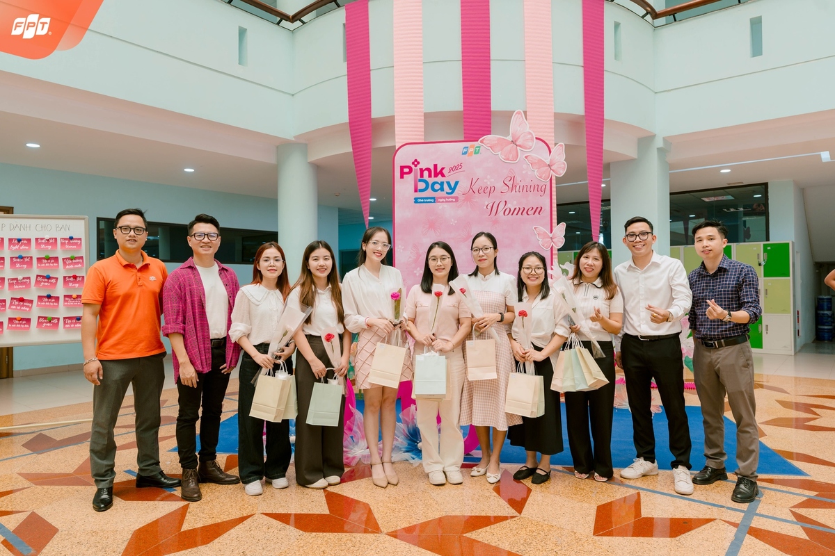 <p class="Normal"> “Pink Day! - Ghé trường ngày hường” tại Trường THPT FPT Hà Nội đã mang đến những khoảnh khắc thật đặc biệt cho thầy cô và học sinh. Sắc hồng dịu dàng phủ khắp khuôn viên, những lời chúc chân thành được trao đi và niềm vui hiện diện trong từng nụ cười, tấm thiệp, bó hoa. Đối với thầy cô nhà Giáo dục, niềm vui của 20/10 không chỉ đến từ đồng nghiệp nhà F mà còn đến từ những cô cậu học sinh yêu quý.</p>