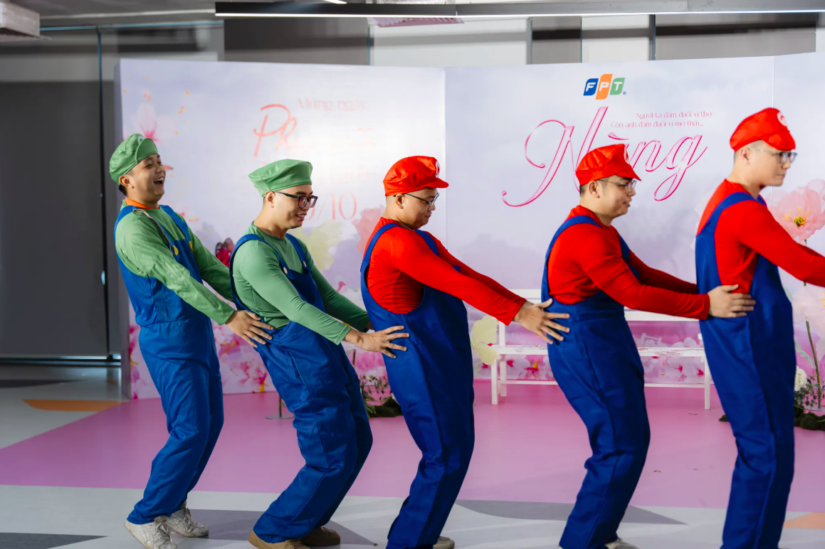 <p class="Normal"> FPT Tower mở màn với chương trình chào mừng Ngày Phụ nữ Việt Nam 20/10 mang tên “Nàng” vừa thư giãn, vừa cười nghiêng ngả.</p> <p class="Normal"> Phần nhảy giải trí của các anh em FPT HO chính là “điểm nổ” của chương trình - những bước nhảy bất ngờ, hài hước và tràn đầy năng lượng khiến hội trường bùng nổ tiếng cười. Ai cũng phải công nhận, các anh nhà F không chỉ làm tốt việc mà còn nhảy cực đỉnh.</p>