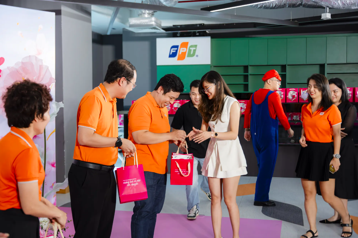 <p class="Normal"> Ngoài những món quà, chị em còn được tham gia hoạt động massage cổ vai gáy và làm nail xinh xắn. Với “dân văn phòng” vốn ít thời gian lại hay mỏi vai, cổ, những phút thư giãn này thật sự là món quà dễ thương và đầy ý nghĩa.</p> <p class="Normal"> Chị em FPT HO tại TP HCM cũng nghiêng ngả với chương trình 20/10 khi các phần quà được trao theo cách “rất FPT” - xuất hiện “anh trai 6 múi nhà trồng” cùng “Messi pha kè” khiến hội chị em không khỏi phấn khích và bật cười thích thú.</p>