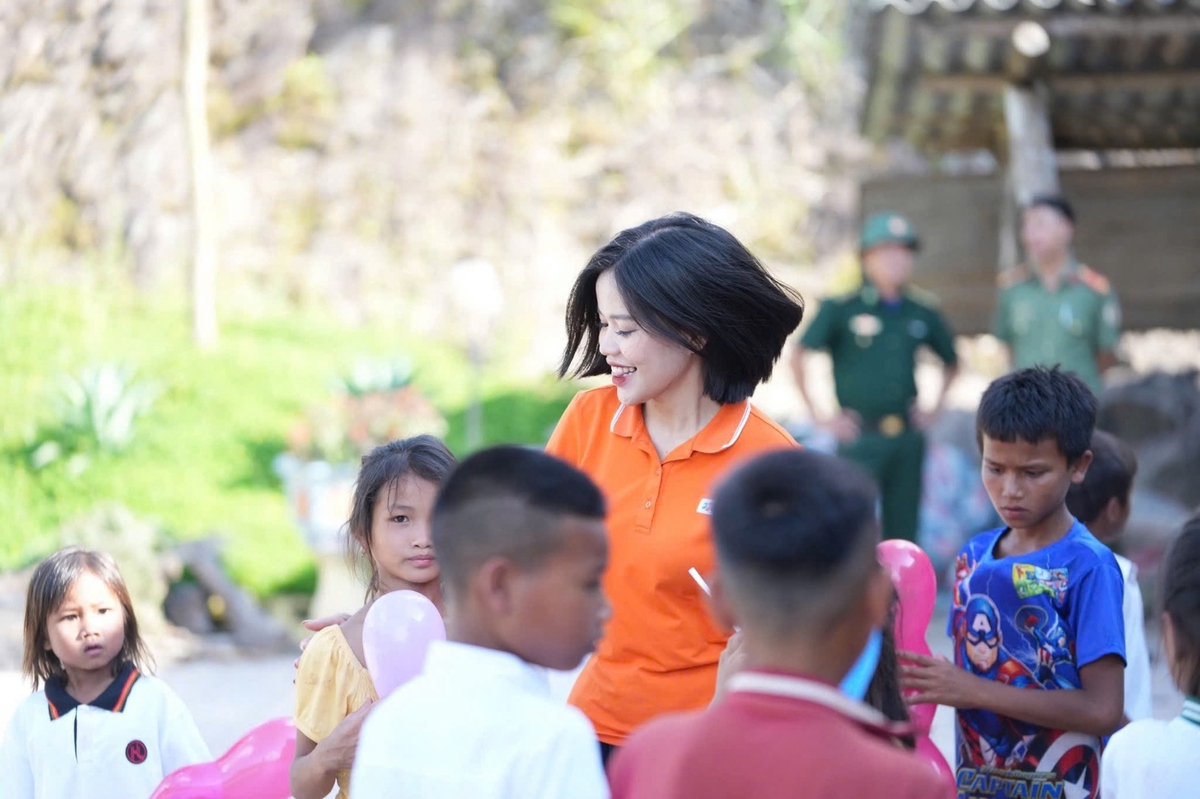 <p class="Normal"> Cũng mang tinh thần hướng về đồng đội - đồng bào vũng lũ, ngày 20/10 năm nay của chị em Bán lẻ FPT sẽ nhận những lời chúc online, tập trung triển khai công tác thiện nguyện, chuẩn bị hàng hóa, quà tặng để trao đến tay các em nhỏ tại 5 điểm trường vùng cao Yên Bái - đoàn sẽ xuất phát vào ngày mai &lpar;21/10&rpar;.</p>