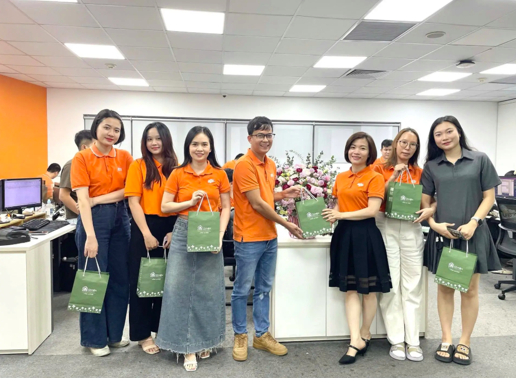 <p class="Normal"> Trước tình hình bão lũ phức tạp, Synnex FPT quyết định gửi gắm yêu thương cùng những lời chúc tốt đẹp nhất cho CBNV nữ trong toàn thể công ty bằng hiện kim 200.000 đồng. Chị Nguyễn Thị Oanh - Ban Chuyển đổi số Synnex FPT- chia sẻ chị em ai nấy đều vui, phấn khởi khi nhận quà công ty. Không những thế, chị em còn nhận được quà từ những người đồng nghiệp nam trong phòng, ai nấy đều hớn hở, "ước gì ngày nào cũng là 20/10", chị nói.</p>