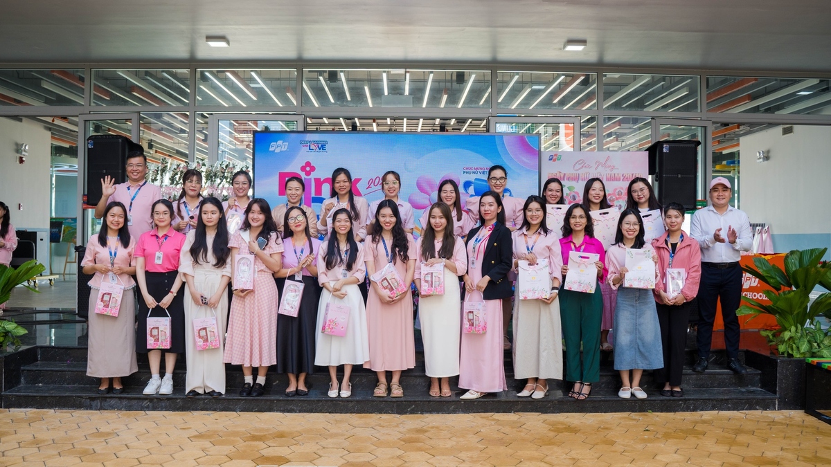 <p> Các thầy cô nhà Giáo dục tại Huế có lần đầu tiên đón ngày lễ 20/10 trong không khí đầy ấm áp và gắn kết. Giữa khuôn viên ngập nắng của cơ sở mới, những bó hoa tươi, những lời chúc chân thành được trao tay, mang theo niềm hân hoan của một tập thể vừa khởi đầu hành trình mới. Với các cô giáo, đây là kỷ niệm đặc biệt - ngày 20/10 đầu tiên cùng đồng nghiệp, học trò dưới mái nhà FPT Edu.</p>