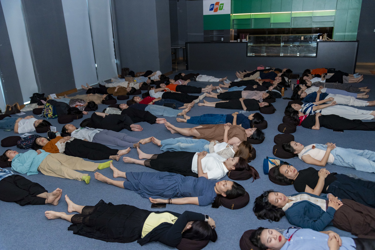 <p class="Normal" dir="ltr"> Tiếp đó, các cán bộ quản lý được trải nghiệm thiền buông thư - phương pháp giúp thân tâm nghỉ ngơi trọn vẹn. Dưới sự hướng dẫn của sư cô, cả khán phòng tắt điện thoại, nằm yên, thả lỏng cơ thể và điều hòa nhịp thở. Trong không gian tĩnh lặng, mọi người dần buông thư, để hơi thở nhẹ nhàng đưa tâm vào trạng thái thư giãn sâu.</p>