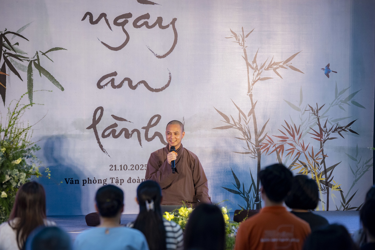 <p class="Normal" dir="ltr"> Sau 45 phút trải nghiệm thiền buông thư, khán phòng trở lại với bài giảng “Nghệ thuật sống chung an lạc” do thầy Pháp Dũng chia sẻ. Thầy giới thiệu bốn phương pháp giúp nhiếp phục lòng người - Tứ nhiếp pháp, gồm: bố thí, ái ngữ, lợi hành và đồng sự.</p> <p class="Normal"> <span>“Trong môi trường làm việc không tránh khỏi những lúc xung đột hay mâu thuẫn, việc thấu hiểu và thực hành Tứ nhiếp pháp giúp mỗi người nuôi dưỡng sự cảm thông, tạo ảnh hưởng tích cực và xây dựng mối quan hệ hài hòa, bền vững hơn”, thầy chia sẻ.</span></p> <p class="Normal"> <span>Phần trình bày đan xen giữa lý thuyết và thực hành, với giọng nói trầm ấm, đôi lúc dí dỏm và gần gũi khiến hội trường đều hứng thú, chăm chú dõi theo.</span></p>