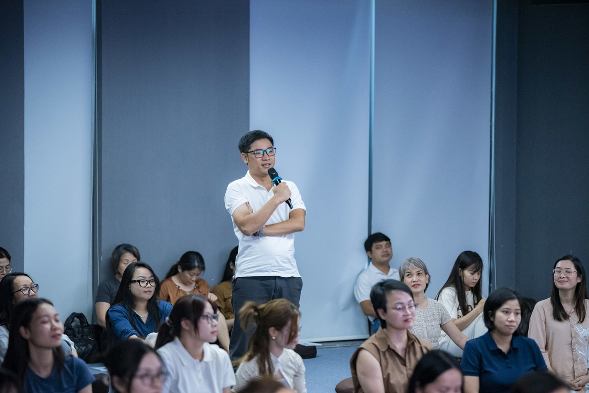 <p class="Normal" dir="ltr"> Chia sẻ sau khi tham dự chương trình, anh Phạm Biên Cương  FPT Software, cảm thấy một ngày trôi qua rất bình an. Anh so sánh cuộc sống của người đi làm - luôn đối mặt với nhiều thách thức - với sự an yên trong chốn thiền môn, từ đó nhìn nhận lại chính mình.</p> <p class="Normal" dir="ltr"> Trước đây, khi làm việc nhóm, anh thường phản ứng cảm xúc mạnh khi thành viên không hoàn thành công việc. Tuy nhiên, sau buổi chia sẻ cùng các thầy, anh học được cách tạm dừng, lùi lại để quan sát, giữ bình tĩnh và đồng cảm hơn. Điều này giúp anh hiểu rõ nguyên nhân sâu xa và đưa ra quyết định sáng suốt, nhân văn hơn trong vai trò lãnh đạo.</p> <p class="Normal" dir="ltr"> Về chương trình, anh đánh giá rất cao, cho rằng FPT nên tổ chức nhiều hơn một buổi mỗi năm. Những khoảng dừng như vậy không làm lãng phí thời gian, mà giúp tái tạo năng lượng, nuôi dưỡng nội lực, và giúp mỗi người tiếp tục hành trình công việc với nhiều năng lượng, sự phối hợp và tinh thần tích cực hơn. “Đôi khi một ngày như thế này có giá trị bằng nhiều tháng nếu thiếu sự kết nối, hợp tác”, anh bày tỏ.</p>