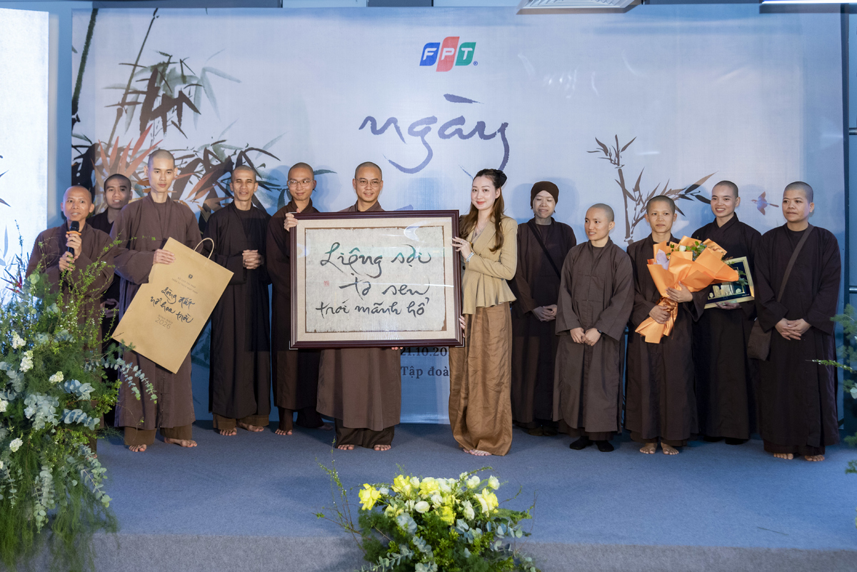 <p class="Normal" dir="ltr"> Kết thúc chuỗi hoạt động, BTC tặng sư thầy, sư cô những bó hoa tươi thắm và quà lưu niệm, và những lời tri ân từ tận đáy lòng.</p> <p class="Normal" dir="ltr"> Đáp lại, sư thầy, sư cô cũng dành tặng các bộ cán bộ FPT tham dự những món quà độc đáo: những vòng hạt, quyển lịch đặc biệt và một bức thư pháp từ Làng mai, mang ý nghĩa dùng tâm an lành để chế ngự năng lượng cuồng nộ bên trong.</p>
