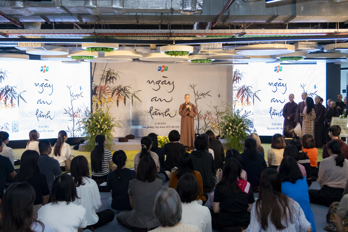 <p class="Normal"> Khai mạc chương trình, thầy Trúc Lâm hướng dẫn thực tập thiền hành, điều hòa nhịp thở và đưa ý thức xuống lòng bàn chân. Khi buông bỏ lo toan, từng bước đi trở nên nhẹ nhàng hơn, giúp thân tâm thư thái và an nhiên giữa hiện tại.</p>