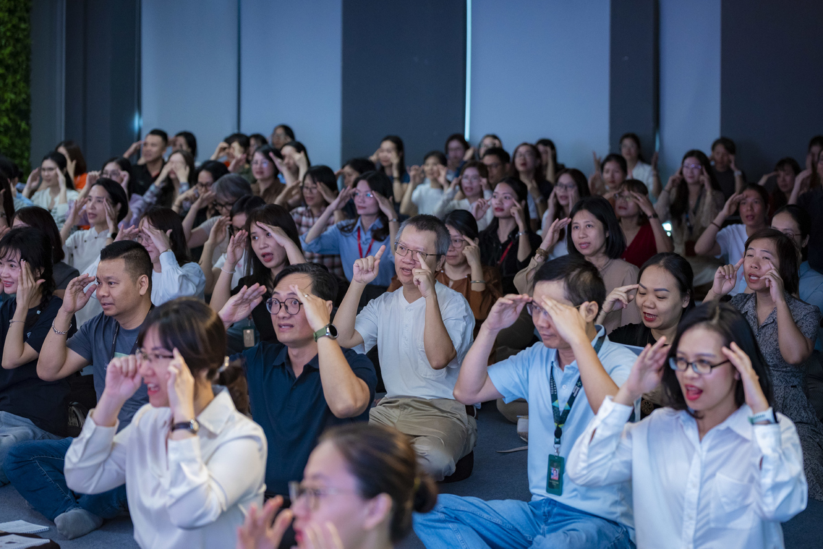 <p class="Normal"> Kết thúc thiền hành, đoàn trở lại vị trí chỗ ngồi. Người tham dự được chuẩn bị sẵn một tấm nệm cùng cuốn sổ in bản thiền ca.</p>