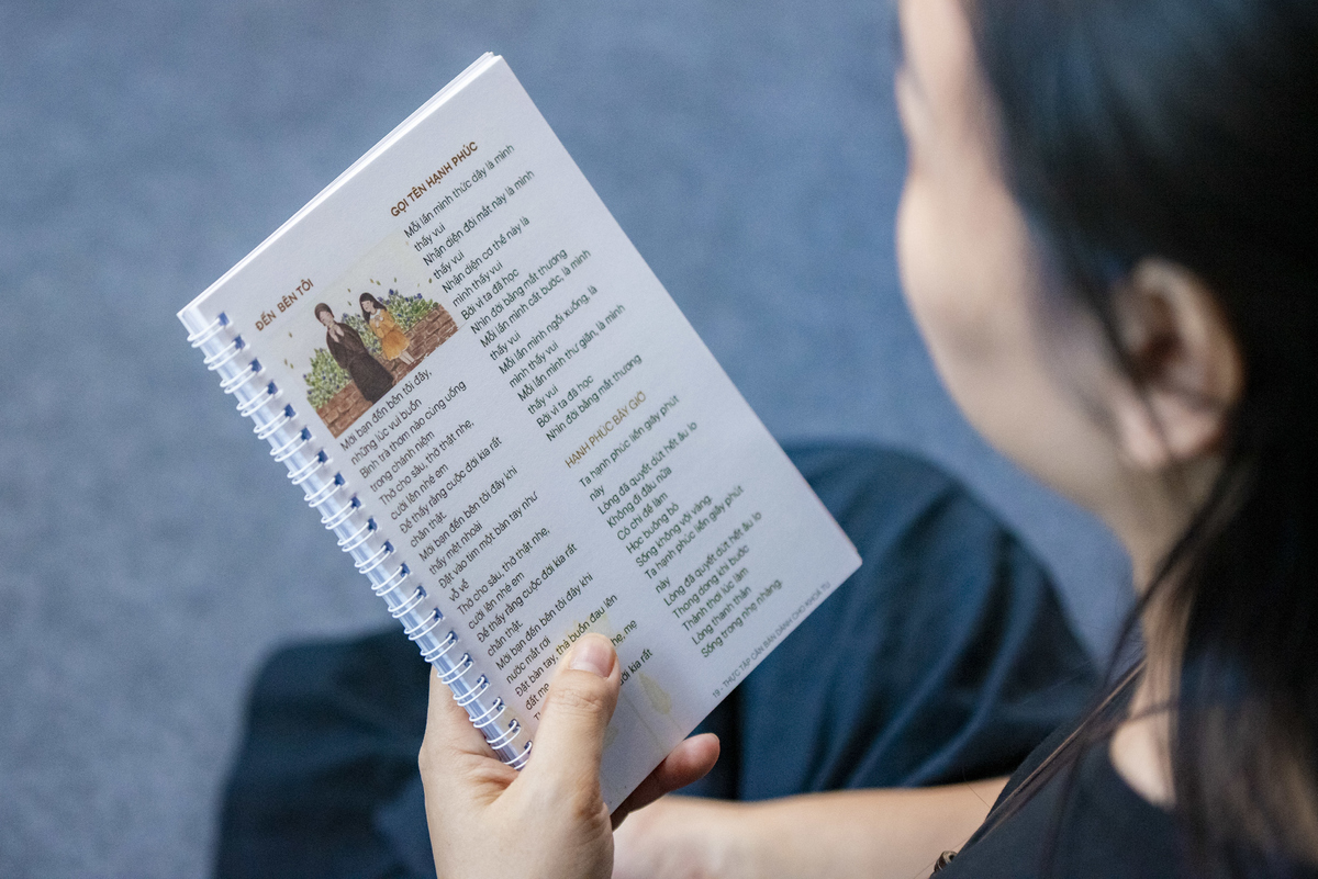 <p class="Normal"> Các bài thiền ca với giai điệu vui tươi, ca từ giản dị và dễ nhớ giúp mọi người nhanh chóng hòa nhịp, cùng cất tiếng hát. Lời ca nhẹ nhàng, đầy năng lượng tích cực lan tỏa khắp khán phòng.</p>