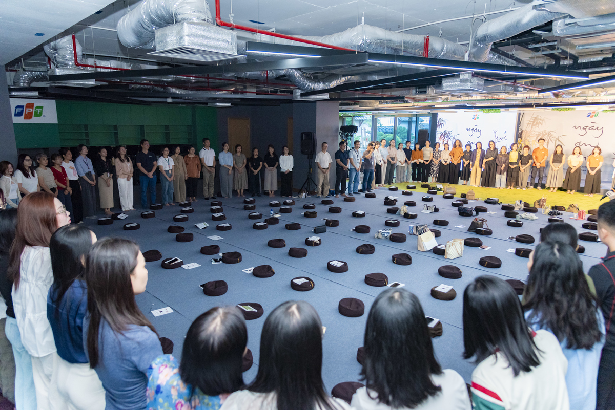 <p> <span id="docs-internal-guid-4f60c8cb-7fff-4110-00d5-87fa083e459b"><span style="background-color:transparent;vertical-align:baseline;">Trò chơi gắn kết giúp bầu không khí trở nên gần gũi, sôi nổi hơn, khi tất cả cán bộ đều hào hứng tham gia.</span></span></p>