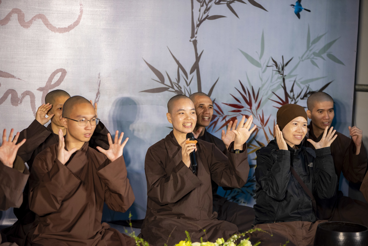 <p class="Normal"> Sư cô Hướng Nghiêm hướng dẫn và chỉnh sửa tư thế thiền cho đoàn. Dưới sự chỉ dẫn nhẹ nhàng, mọi người dần buông thư, thả lỏng cơ thể và đưa tâm trở về với thân trong sự tĩnh tại.</p>