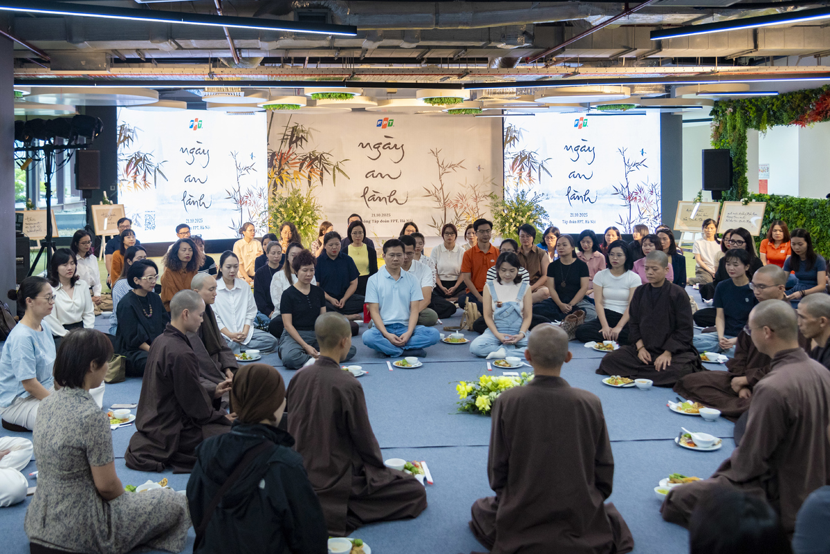 <p class="Normal"> Buổi trưa, khán phòng được sắp xếp theo hình tỏa tròn để mọi người cùng thực hành ăn cơm trong im lặng - một thực tập giúp mỗi người kết nối sâu hơn với thức ăn và tăng thân xung quanh.</p>