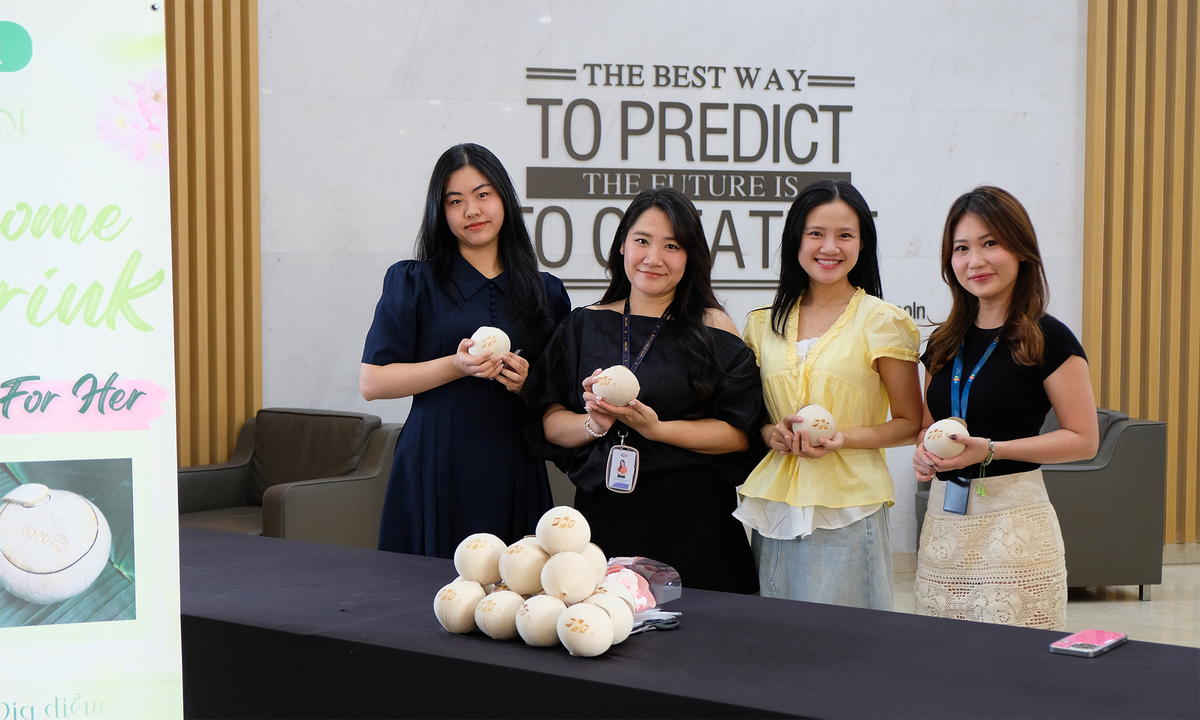 <p class="Normal"> Hưởng ứng ngày Phụ nữ Việt Nam 20/10, FPT IS đã mang đến cho CBNV nữ một ngày đầy ý nghĩa với chuỗi hoạt động online và offline đa dạng, lan tỏa tinh thần tươi vui và gắn kết trong toàn đơn vị.</p> <p class="Normal"> Tại TP HCM, chị em FPT IS khởi đầu ngày mới bằng hoạt động “Coco for Her”, nhận món quà nhỏ xinh là ly nước dừa mát lành cùng lời chúc rạng rỡ. Buổi chiều, không khí trở nên nhẹ nhàng, sáng tạo với workshop “Bloom in Frame”, nơi các bóng hồng tự tay làm khung tranh hoa khô để lưu giữ khoảnh khắc đẹp của riêng mình.</p> <p class="Normal"> Song song đó, trên toàn hệ thống, FISers cùng nhau lan tỏa năng lượng tích cực qua hai minigame online: “SMILE ON” - cuộc thi khoe nụ cười rạng rỡ cùng đồng nghiệp, và “Dear Her” - nơi mọi người gửi lời chúc yêu thương đến phái đẹp. Cả hai hoạt động đều thu hút đông đảo CBNV FPT IS tham gia, mang lại nhiều tiếng cười và những phần quà đáng yêu.</p>