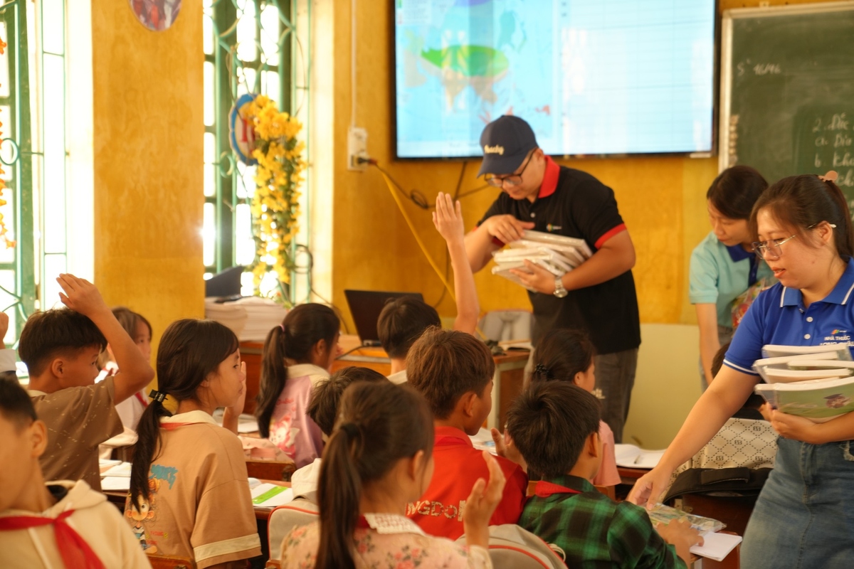 <p class="Normal"> Trên con đường dẫn vào xã Tân Hợp &lpar;Lào Cai&rpar;, những vệt bùn đất vẫn còn vương trên sườn núi, nhưng nắng đã lại soi vàng mái trường. Đoàn FPT cùng Quỹ Hy vọng bắt đầu hành trình “Cùng đồng bào vượt lũ”, mang yêu thương đến những nơi chịu thiệt hại nặng nề sau bão số 10 và 11.</p>