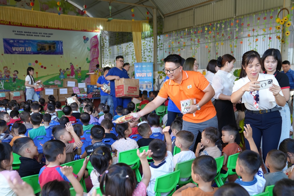 <p class="Normal"> Giữa khung cảnh vùng cao còn đậm mùi bùn đất, thầy cô, phụ huynh và cô chú FPT miệt mài phụ giúp dọn dẹp, tổ chức một buổi giao lưu, văn nghệ và trao thật nhiều món quà đến các em học sinh.</p>