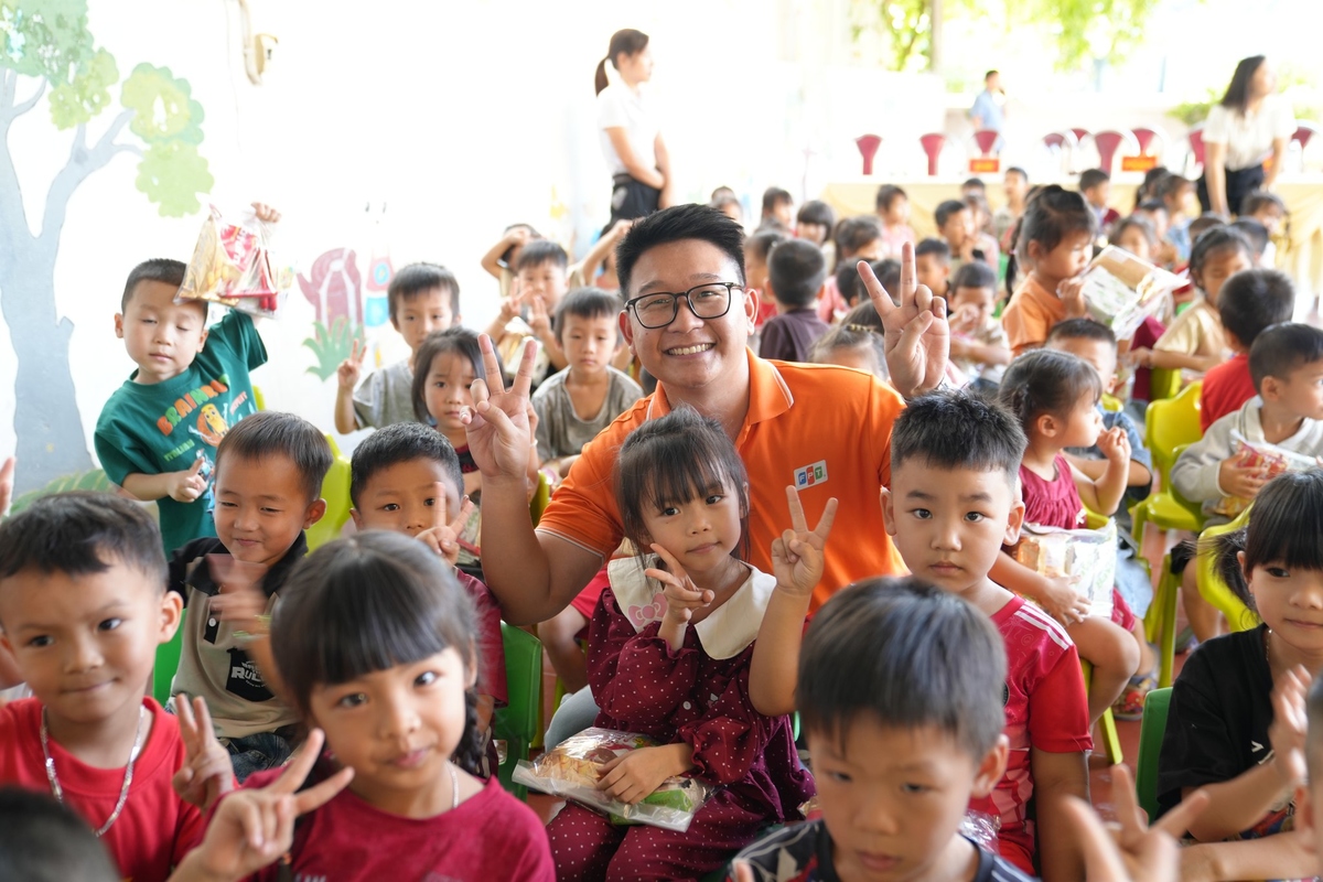 <p class="Normal"> Các em nhỏ vùng cao háo hức, rụt rè đón nhận những món quà. Trong đôi mắt ấy là sự hồn nhiên xen lẫn háo hức - được đến lớp, được gặp lại thầy cô và bạn bè, sau những ngày mưa lũ làm gián đoạn ước mơ học tập.</p>